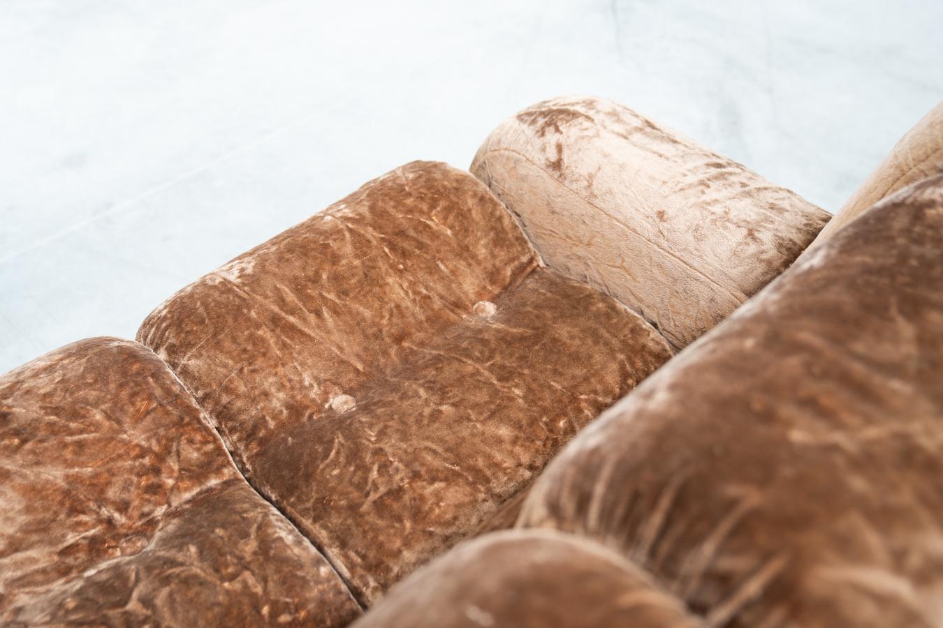 Living room set, 3-seater sofa and 2 beige chenille armchairs, 1970s For Sale 9