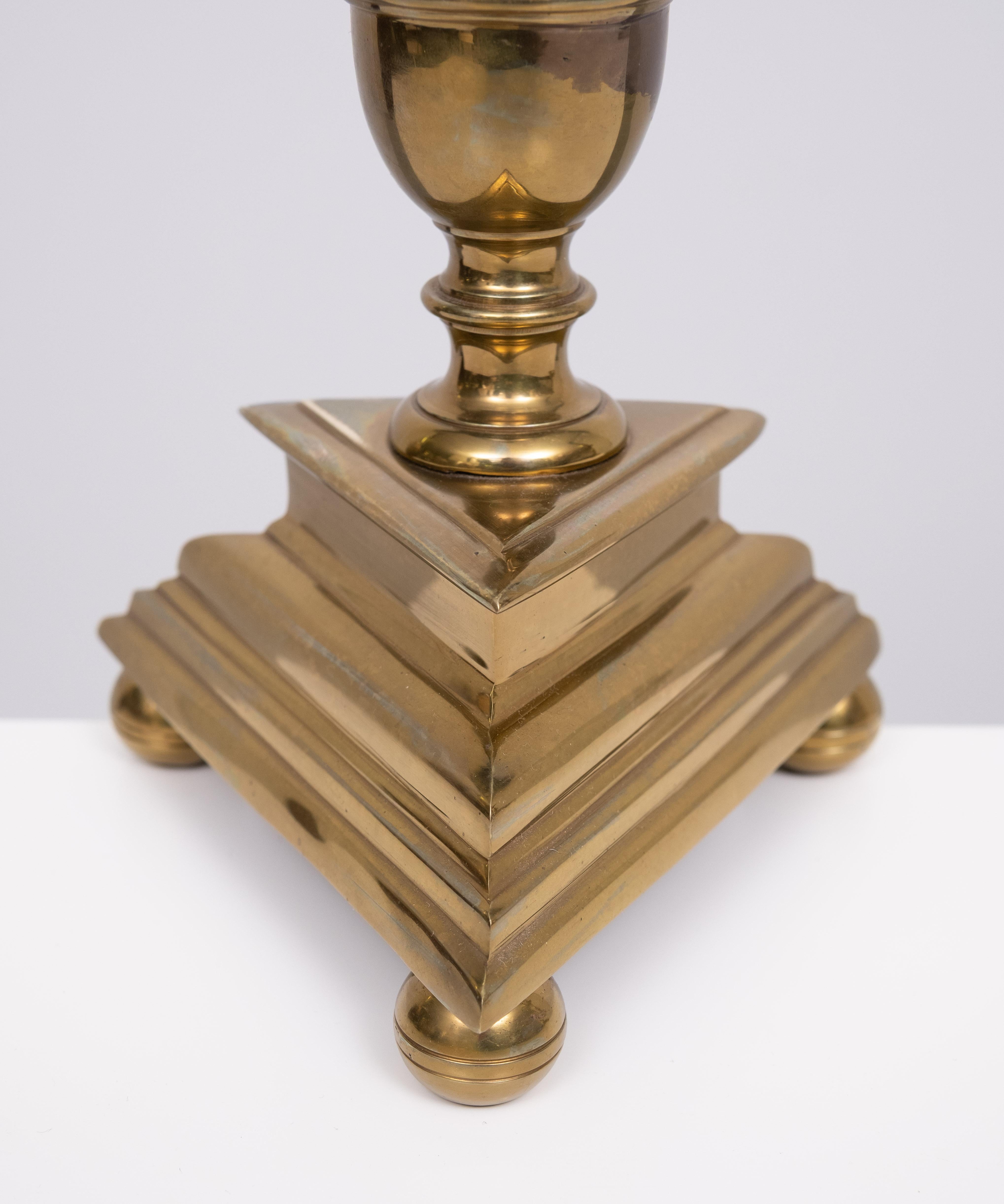 Ensemble de lampes de table néo-gothiques en laiton massif 1950s en vente 5