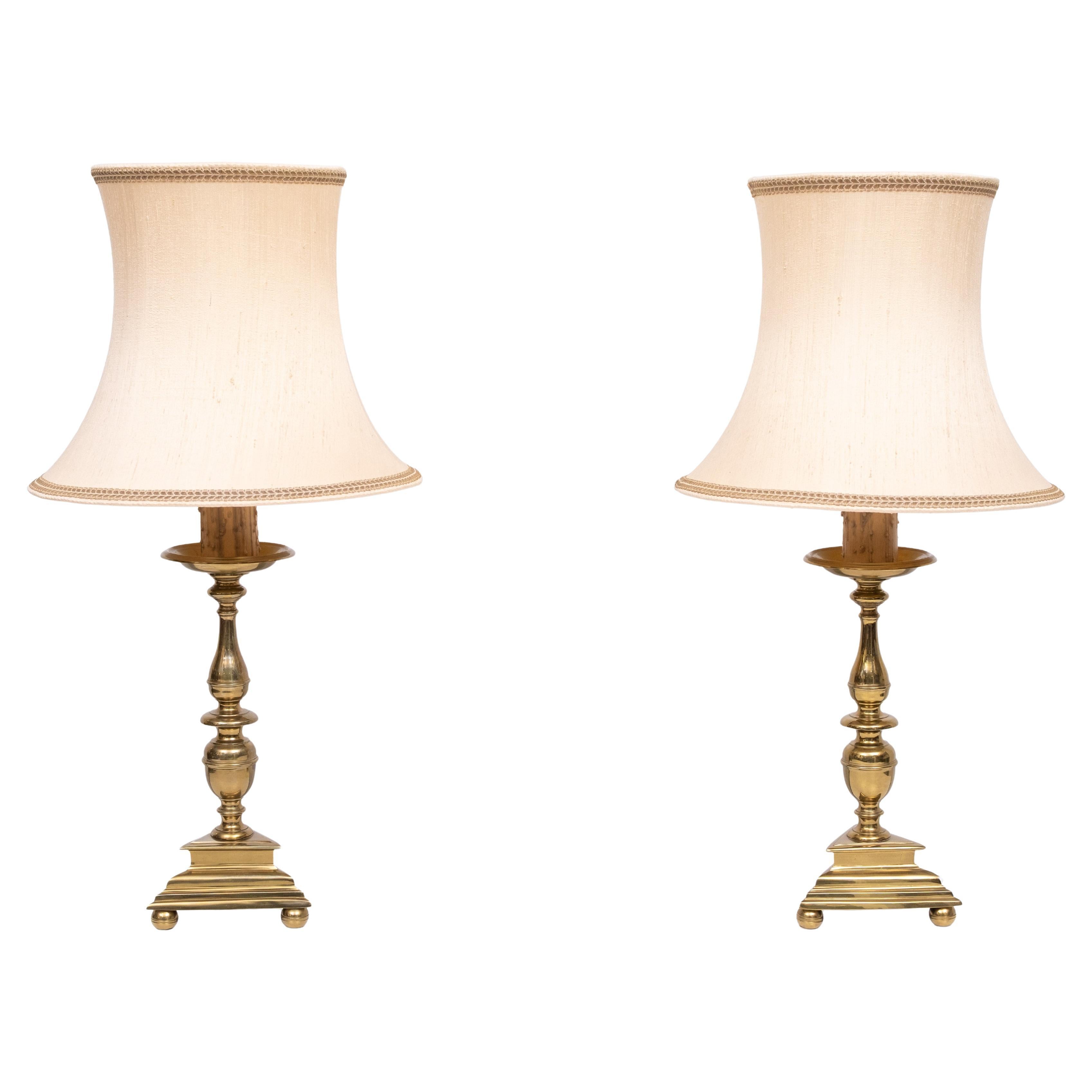 Magnifique ensemble de lampes de table gothiques en laiton massif en forme de triangle.
Livré complet avec ses abat-jours d'origine, 
Bon état et bonne qualité . 