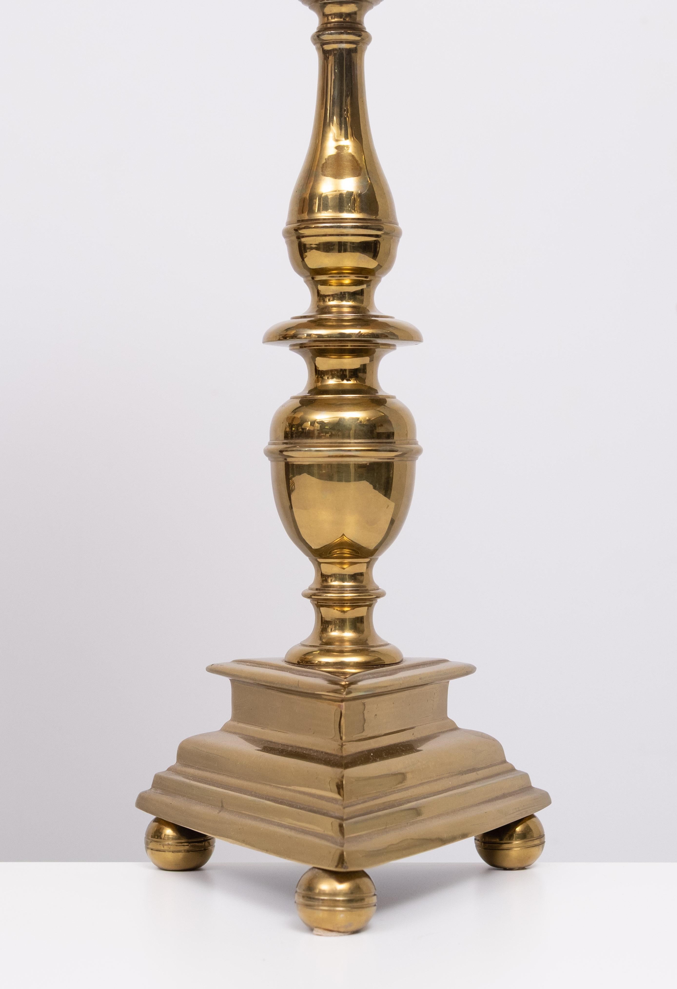 Milieu du XXe siècle Ensemble de lampes de table néo-gothiques en laiton massif 1950s en vente