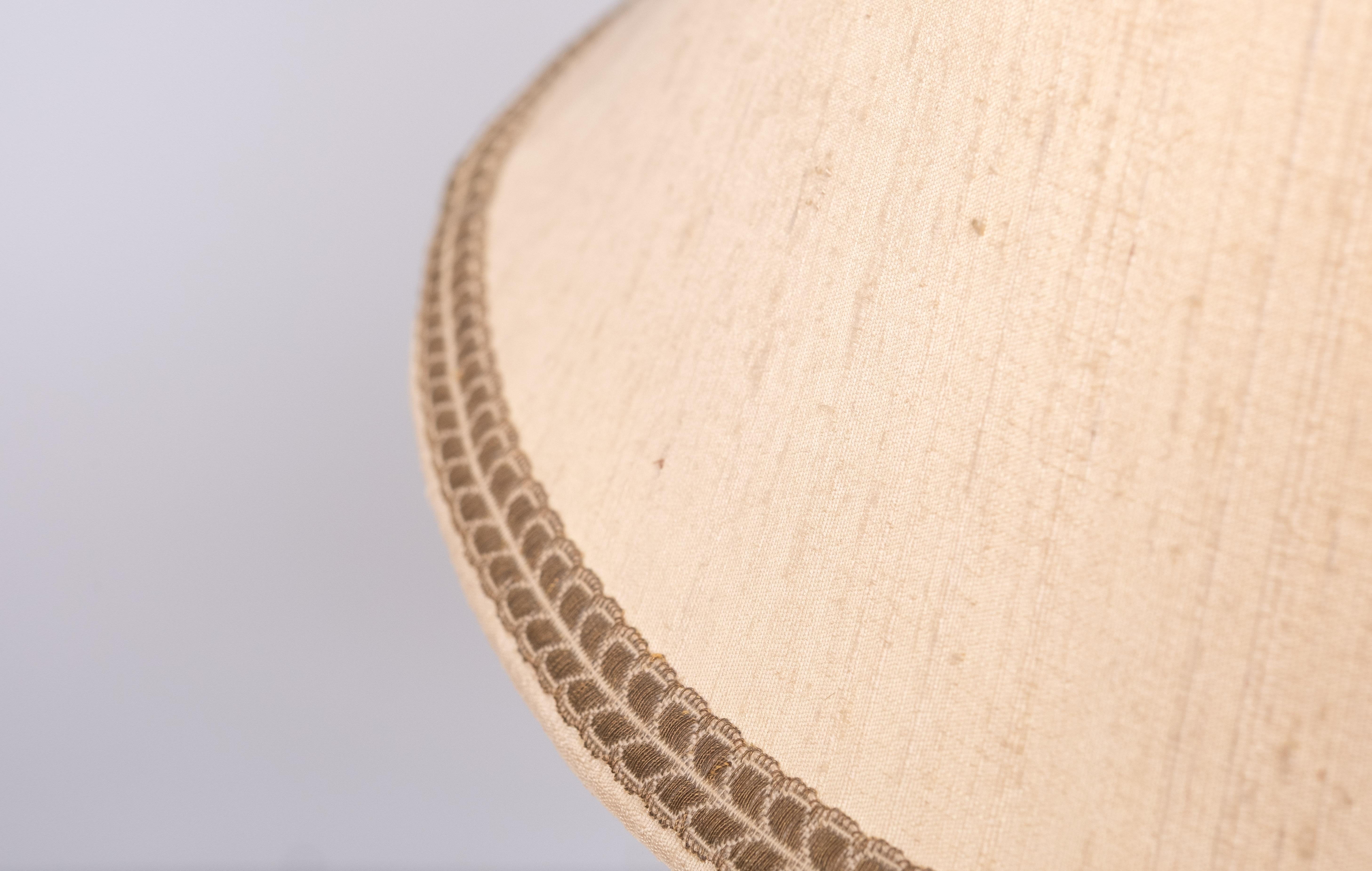 Ensemble de lampes de table néo-gothiques en laiton massif 1950s en vente 1