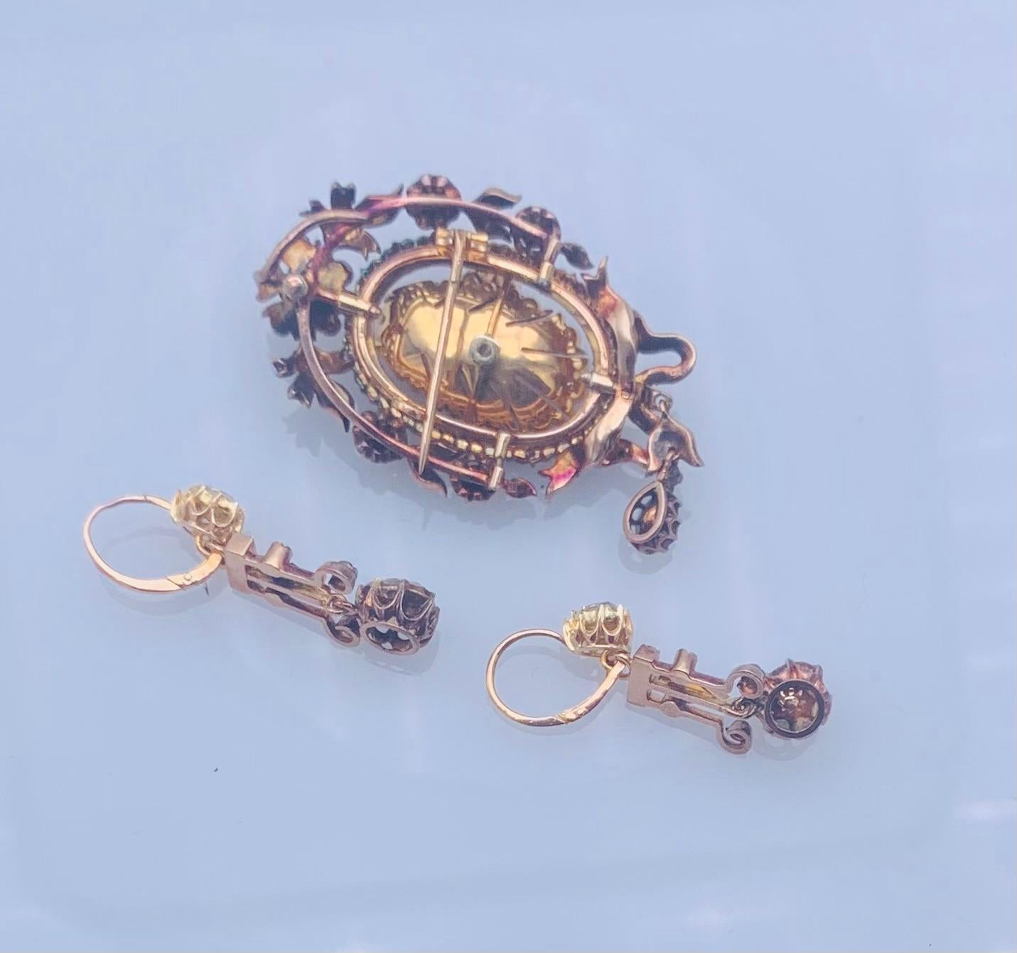 Set bestehend aus einer Brosche und einem Ohrring aus Gold und Diamanten im Altschliff. Italienische Herstellung Ende 1800. Diamanten Karat von ungefähr 7,60 
