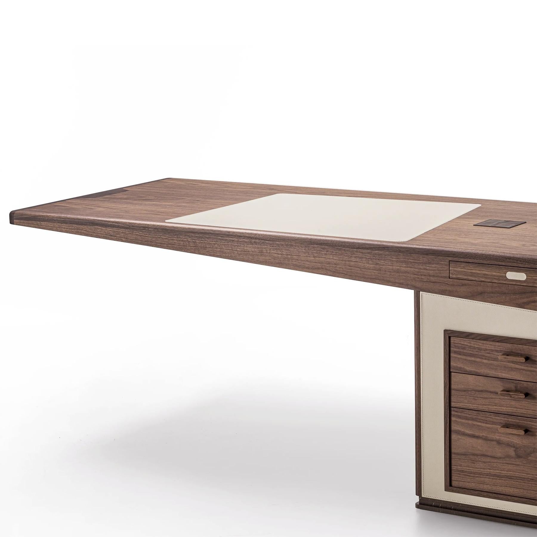Desk Set Square Walnut with solid walnut wood structure. Desk with 3 drawers, 
with outside with pull-out shelf and open compartments and with inside pull-out 
shelf for pencils, with a file drawer with soft closure. Desk top made with