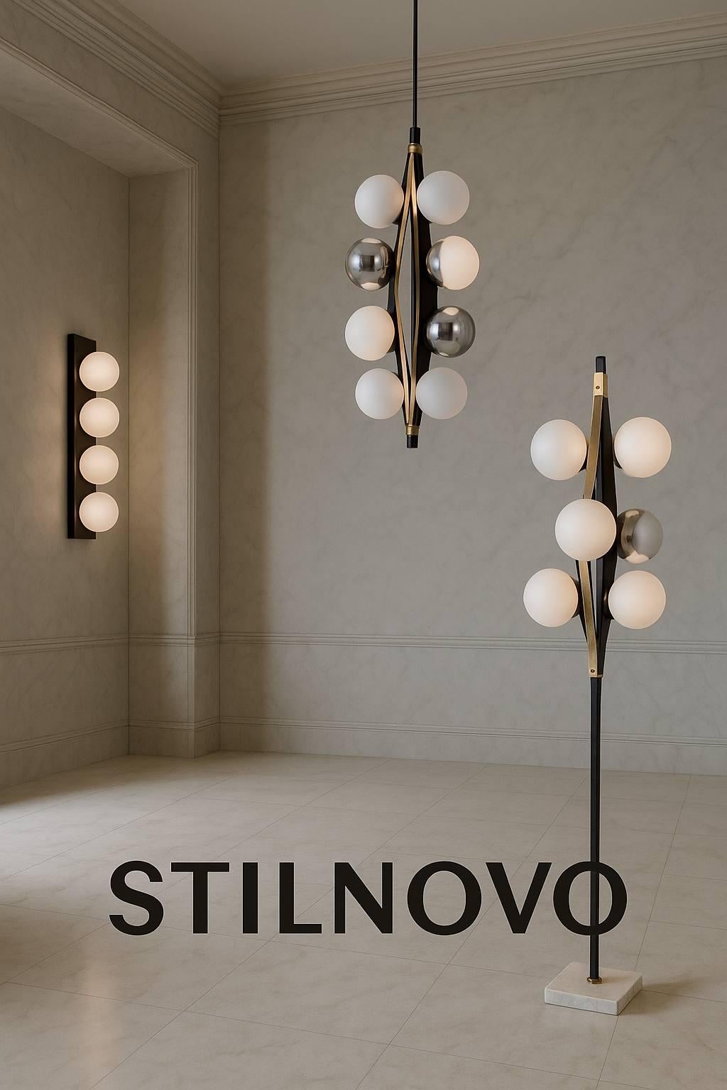 Straordinario set monumentale di illuminazione Stilnovo, realizzato in Italia negli anni ’50, proveniente da residenza privata.

Composto da:
– Una piantana scultorea con 8 luci, completa di timbro originale Stilnovo impresso all’interno del