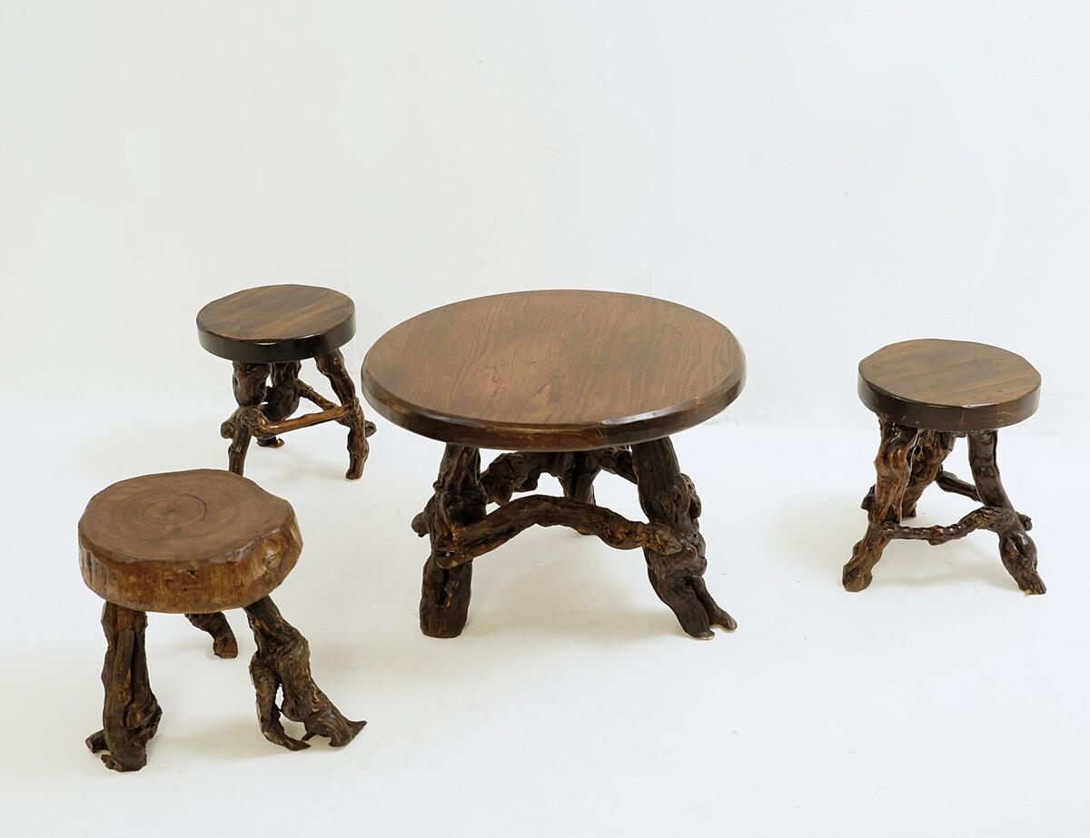 Primitive set table/stools with round slab seat and legs constructed from vines - set of 4 - c 1960
Measures :  Tables : Ø 60cm H: 45cm
                     Stools : Ø ~ 30cm H : 34cm 

