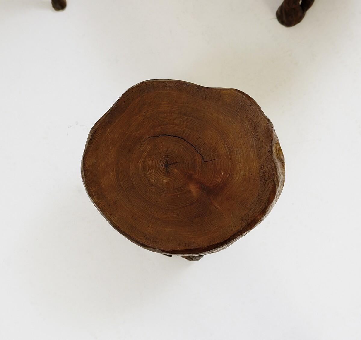 set table/stools with round slab seat and legs constructed from vines - set of 4 In Good Condition For Sale In Uccle, BE