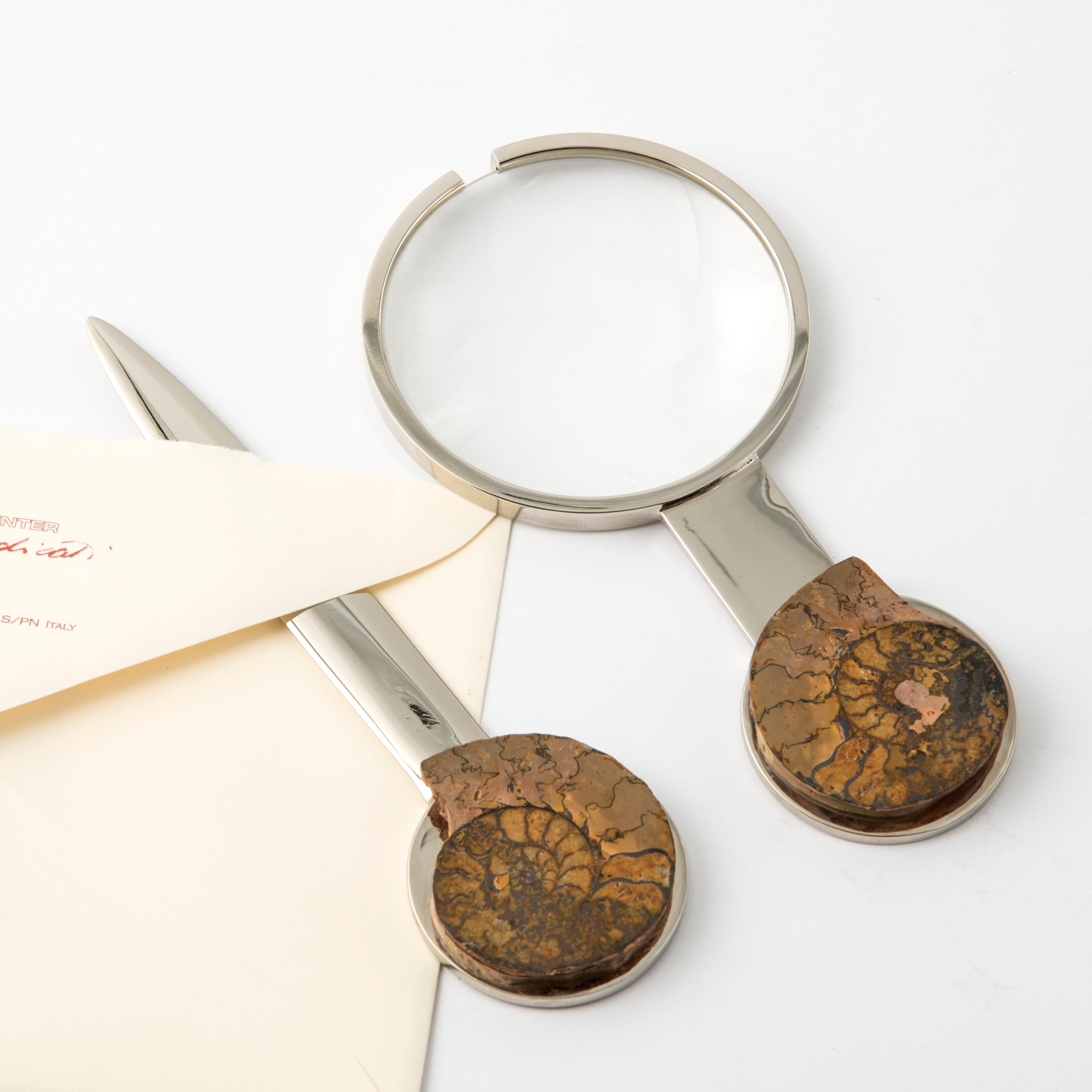 Schreibtischset mit Lupe und Brieföffner - Ammonitenfossilien (Moderne) im Angebot
