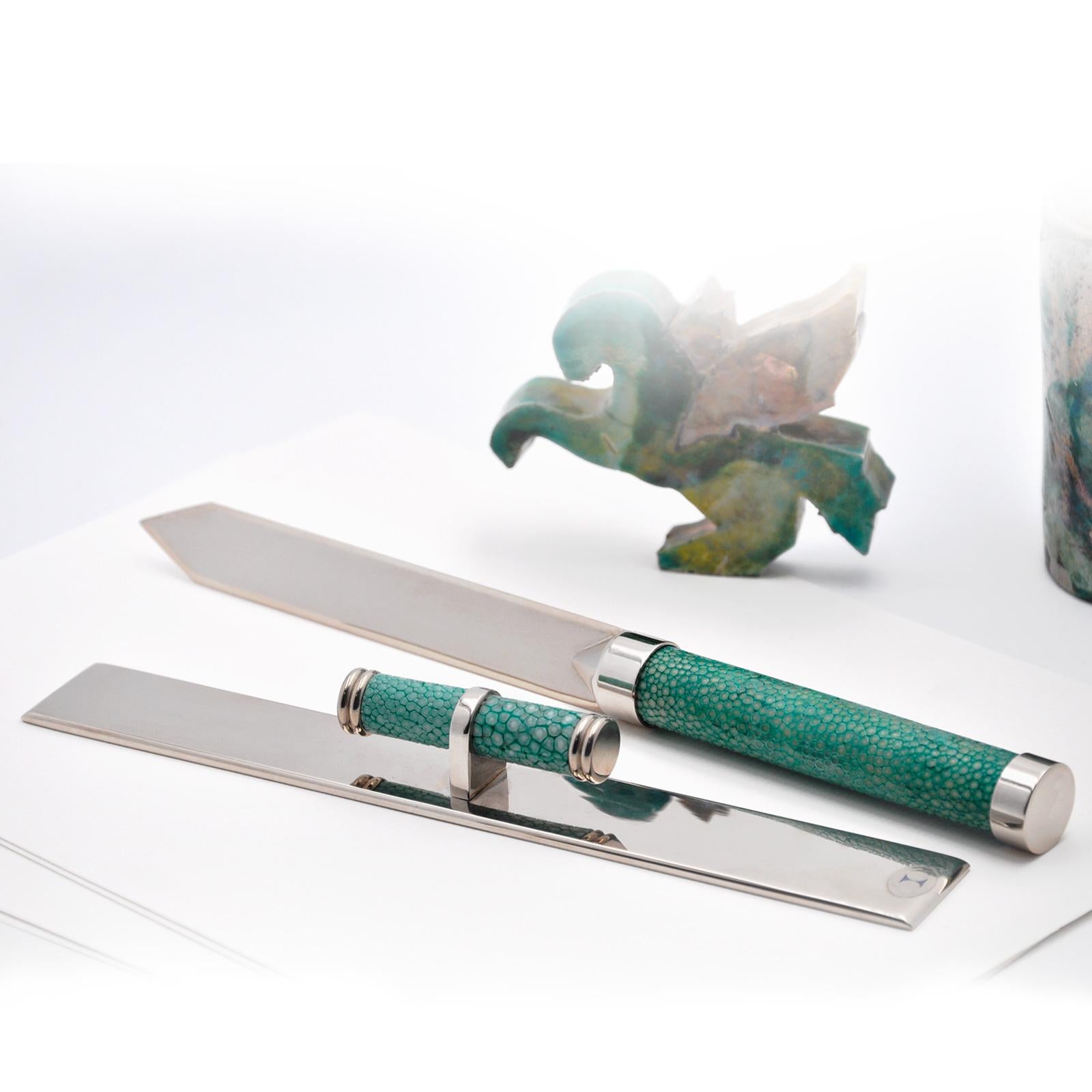 Polished SET TAGLIACARTE E RIGHELLO  in shagreen verde smeraldo design moderno esclusivo For Sale