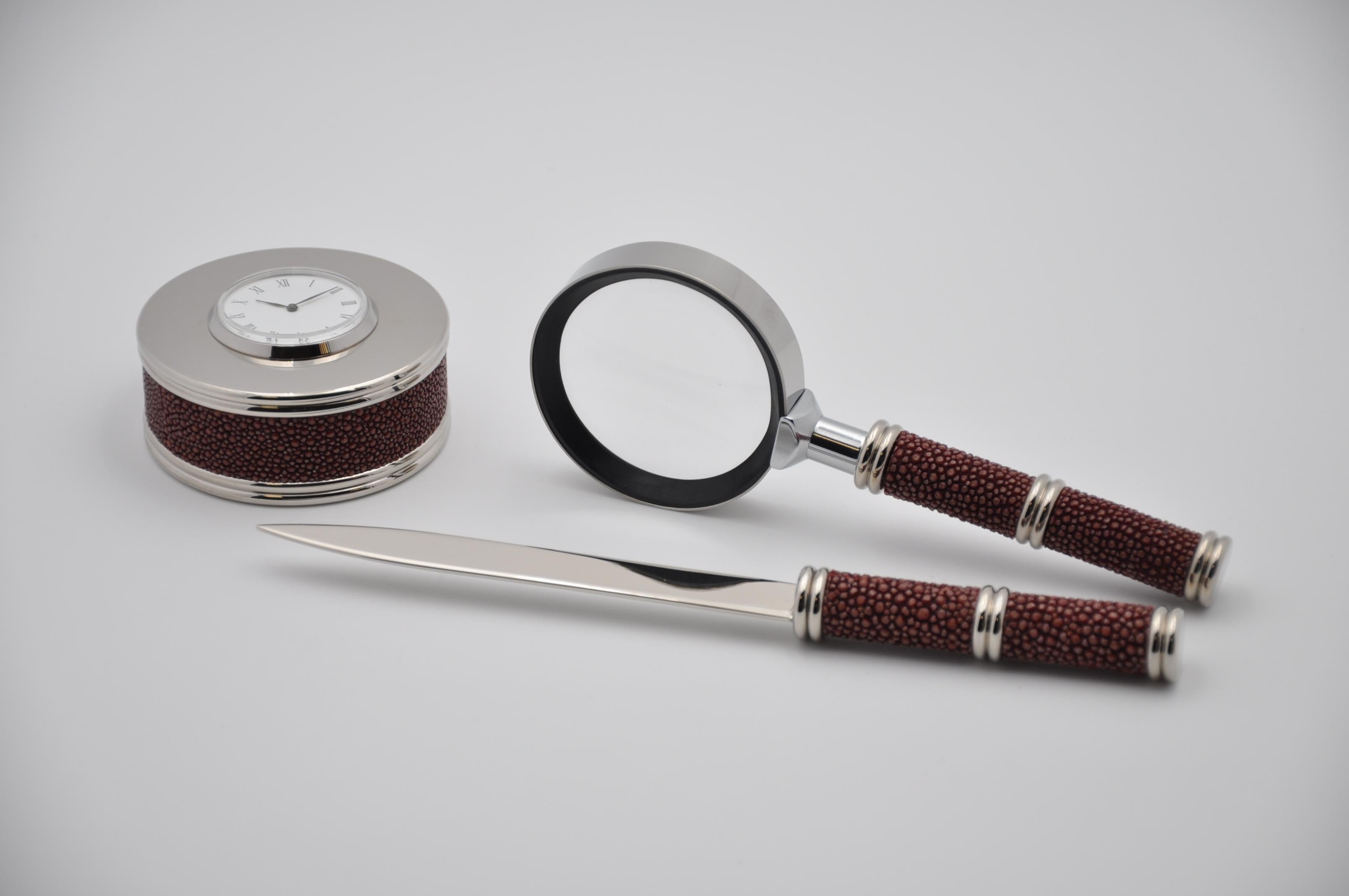 Add a touch of timeless elegance to your desk with this refined burgundy-colored genuine shagreen leather accessory set. The special texture, characterized by small bead-like grains, gives an exclusive and sophisticated look.
Created by designer