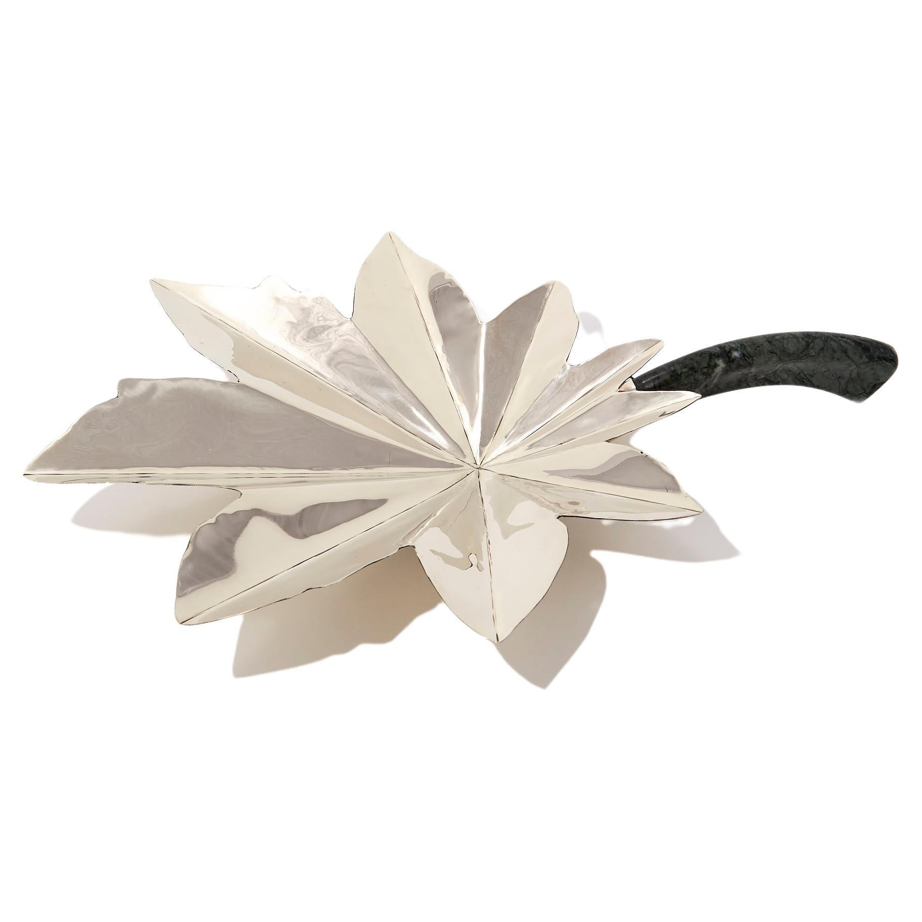 Das Blatt Tartaro mit seiner Schönheit und eleganten Bewegung und Kurven bringt uns das Konzept für diese Familie von handgefertigten Tabletts mit feinem Alpaka und Marmorstein. Sie eignen sich hervorragend zum Servieren oder als dekoratives