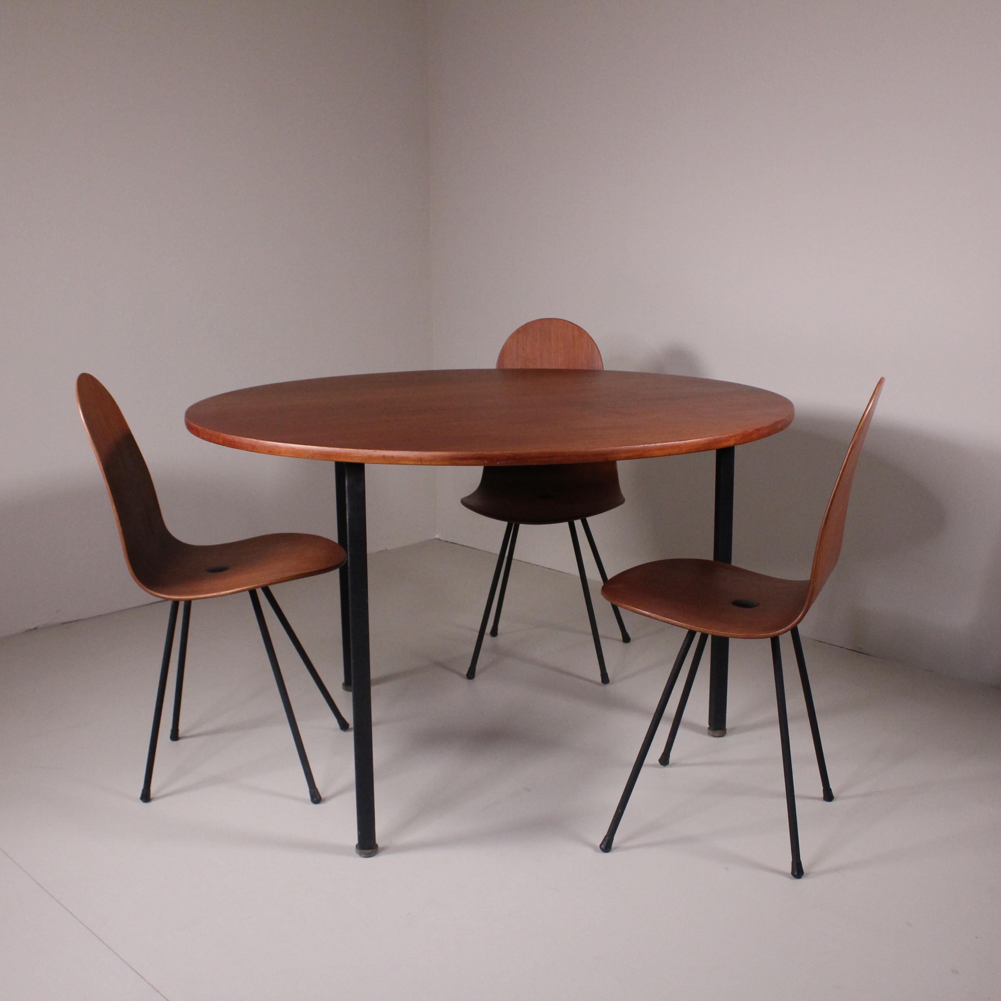Table and chair set by Franco Campo and Carlo Graffi, 1958

Condition: Restored
Materials: Wood, Painted Metal
Époque : 1950