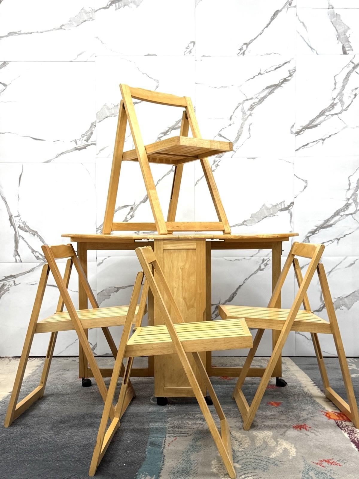 Meraviglioso Set da giardino composto da tavolo apribile e 4 sedie anche esse apribili.


Struttura in legno, tenuti in ottime condizioni conservative, non vi è alcun difetto estetico o strutturale importante da segnalare, solo lievi ed ovvi segni