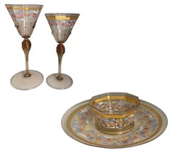 Set dieci bicchieri in smalto veneziano con piatti e ciotole. Inizio del XX secolo.