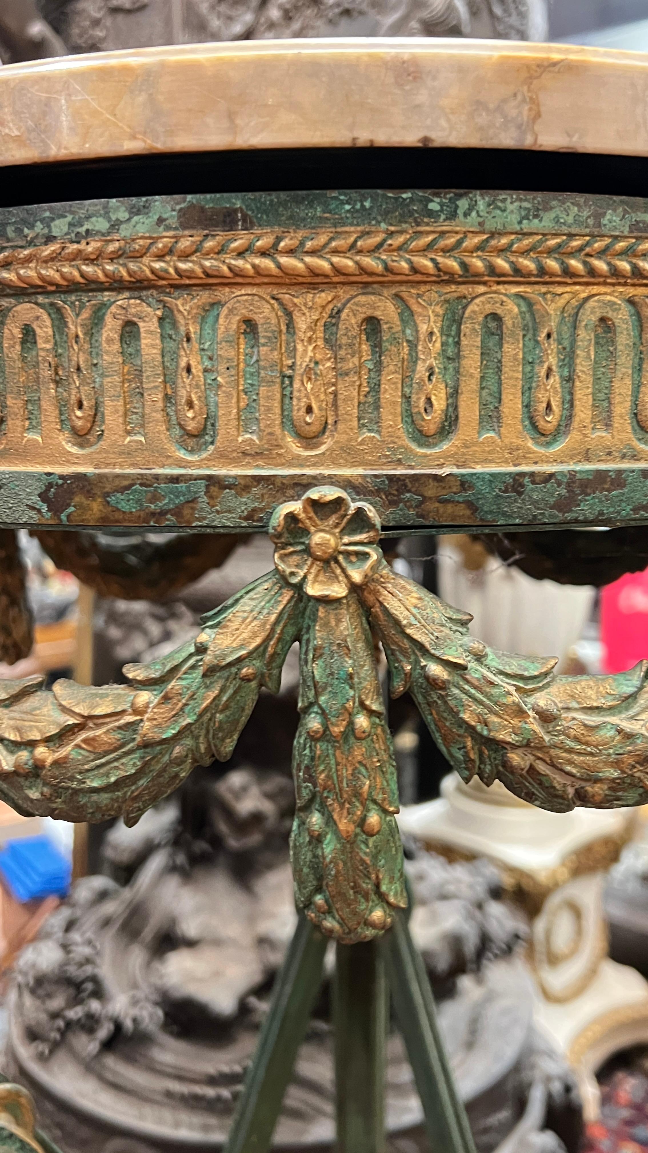 Juego Tres (3) Pedestales de Bronce y Mármol Estilo Directoire Francés siglo XX en venta