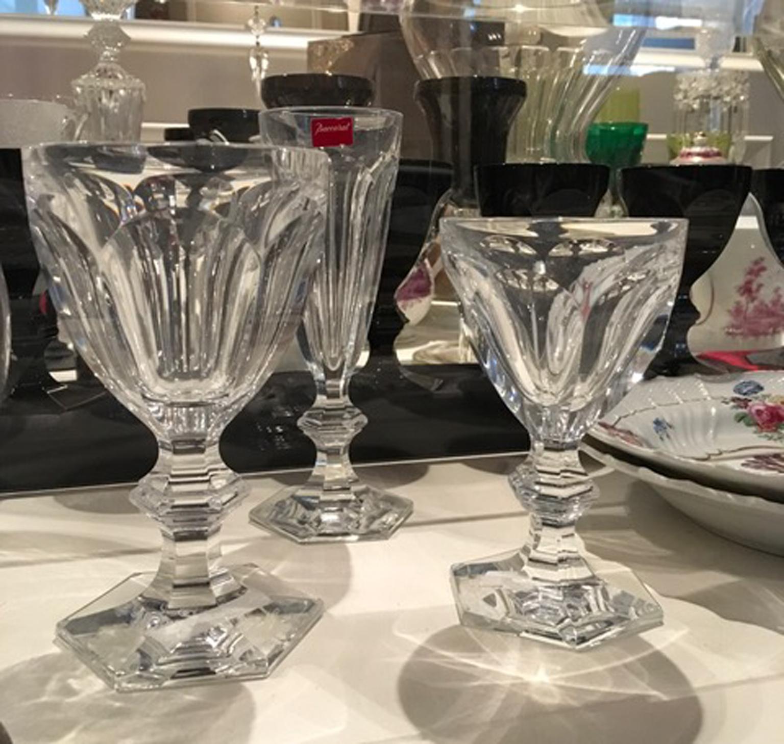 Ce set est composé de trois verres iconiques en cristal de Baccarat, faisant partie de la collection Harcourt qui est l'une des plus anciennes créées par la manufacture Baccarat.
Ils  sont un verre à eau, un verre à vin et une flûte à
