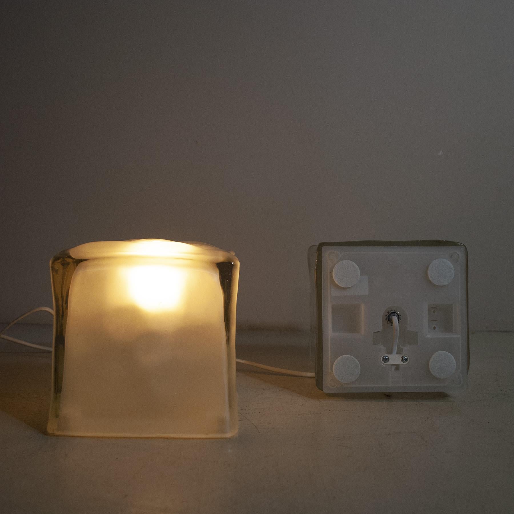 Verre opalin Ensemble de trois lampes de table à cubes des années 70 en vente
