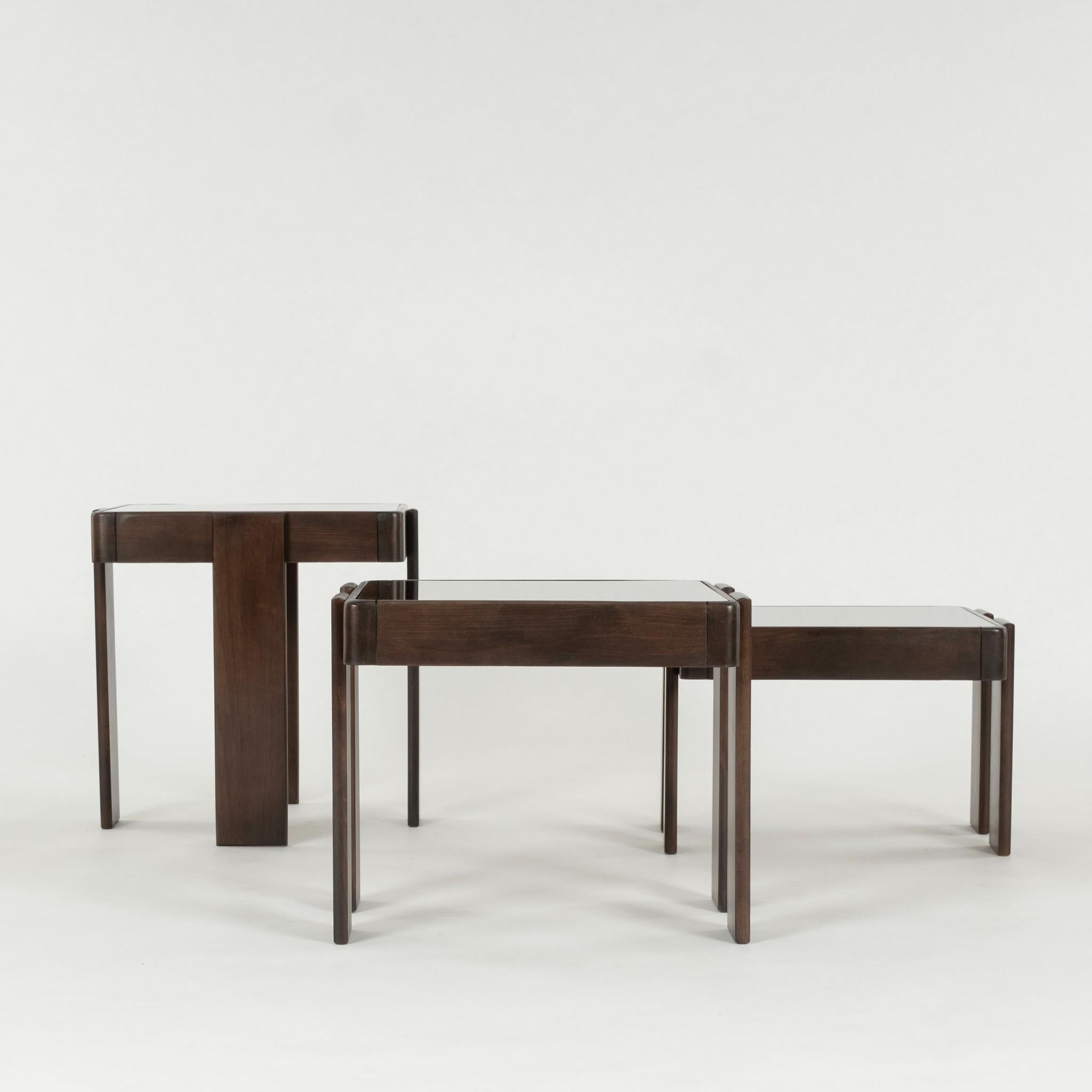 Mid-Century Modern Ensemble de trois tables gigognes en noyer Gianfranco Frattini For Cassina en vente