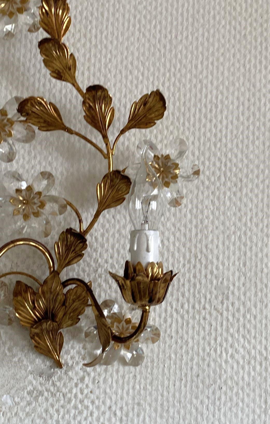 Set di tre applique a due luci in ferro battuto dorato con fiori di cristallo, anni '40 in vendita 7