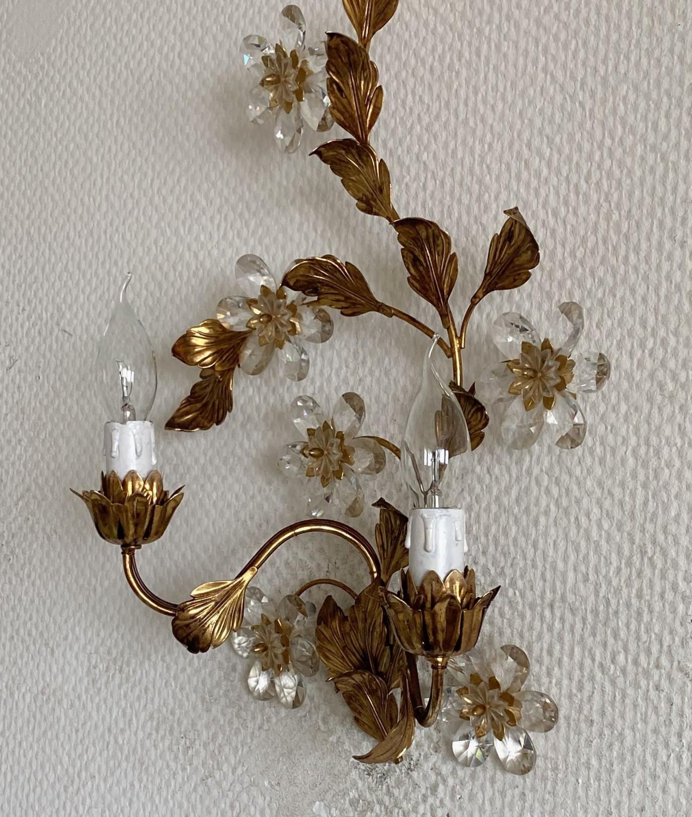 Set di tre applique a due luci in ferro battuto dorato con fiori di cristallo, anni '40 in vendita 5