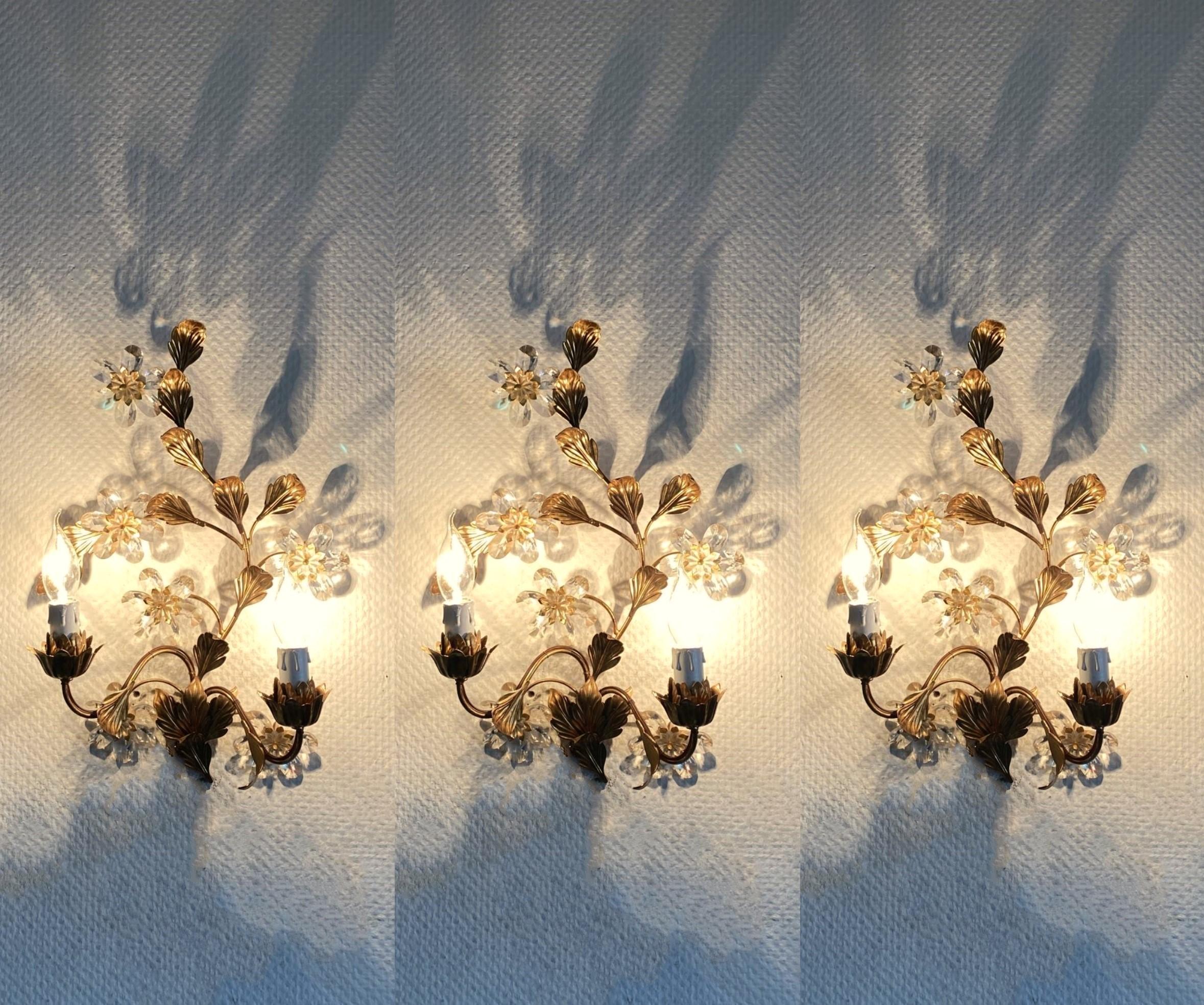 Set di tre applique a due luci in ferro battuto dorato con fiori di cristallo, anni '40 in vendita 8