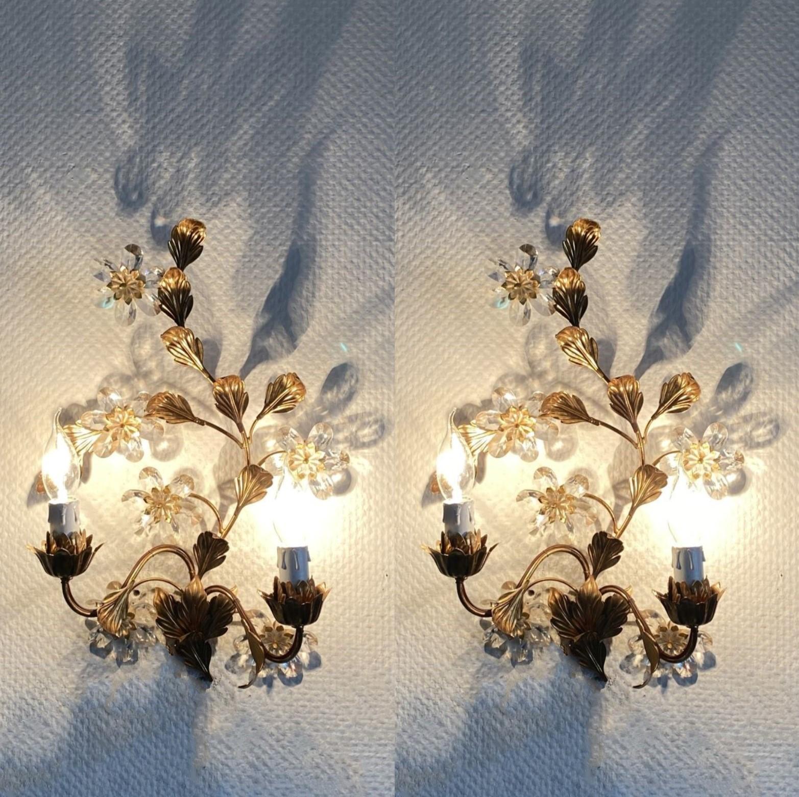 Set di tre applique a due luci in ferro battuto dorato con fiori di cristallo, anni '40 in vendita 9