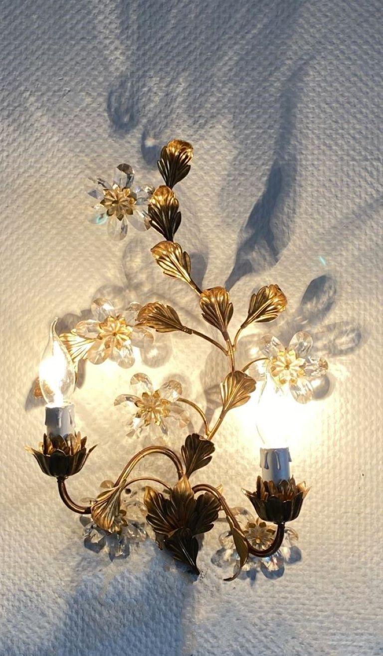 Set di tre applique a due luci in ferro battuto dorato con fiori di cristallo, anni '40 in vendita 10