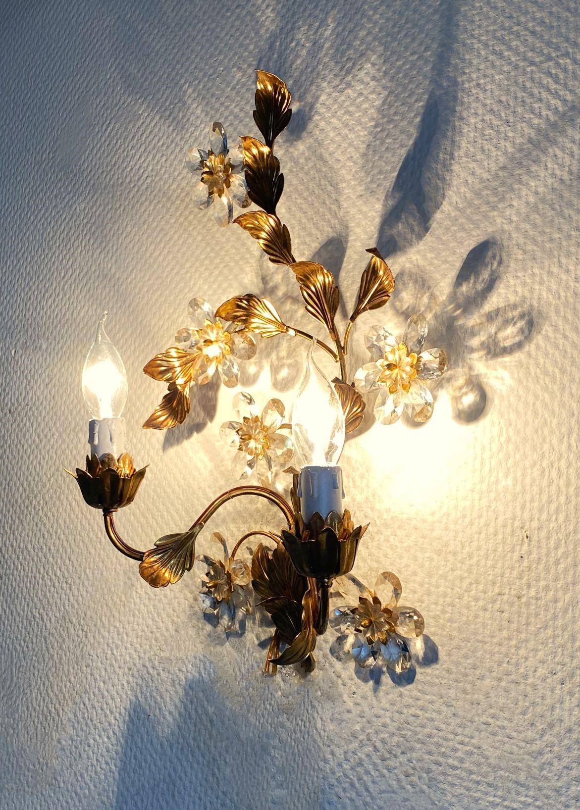 Set di tre applique a due luci in ferro battuto dorato con fiori di cristallo, anni '40 in vendita 11