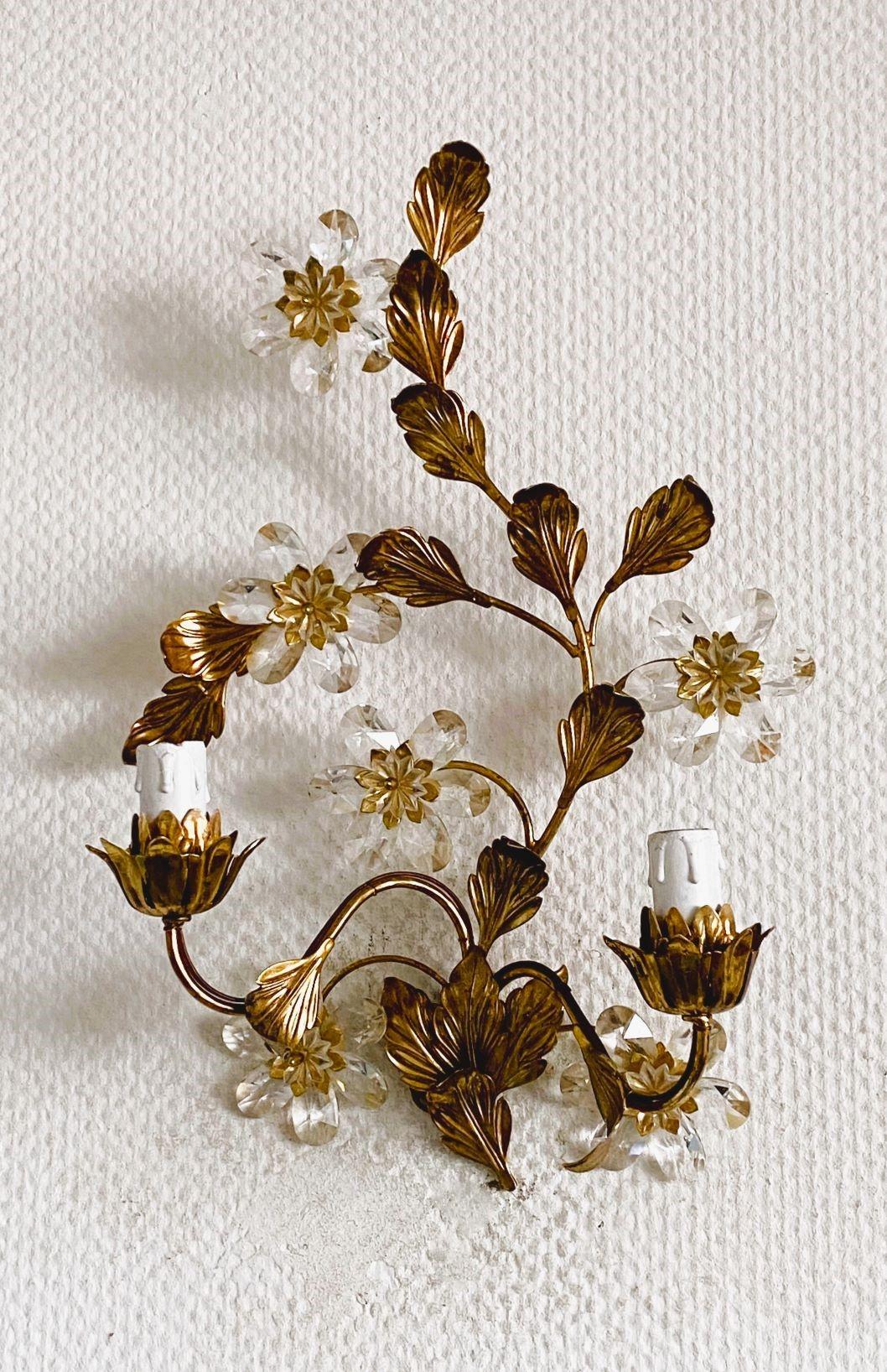 Set di tre applique a due luci in ferro battuto dorato con fiori di cristallo, anni '40 In condizioni buone in vendita a Frankfurt am Main, DE