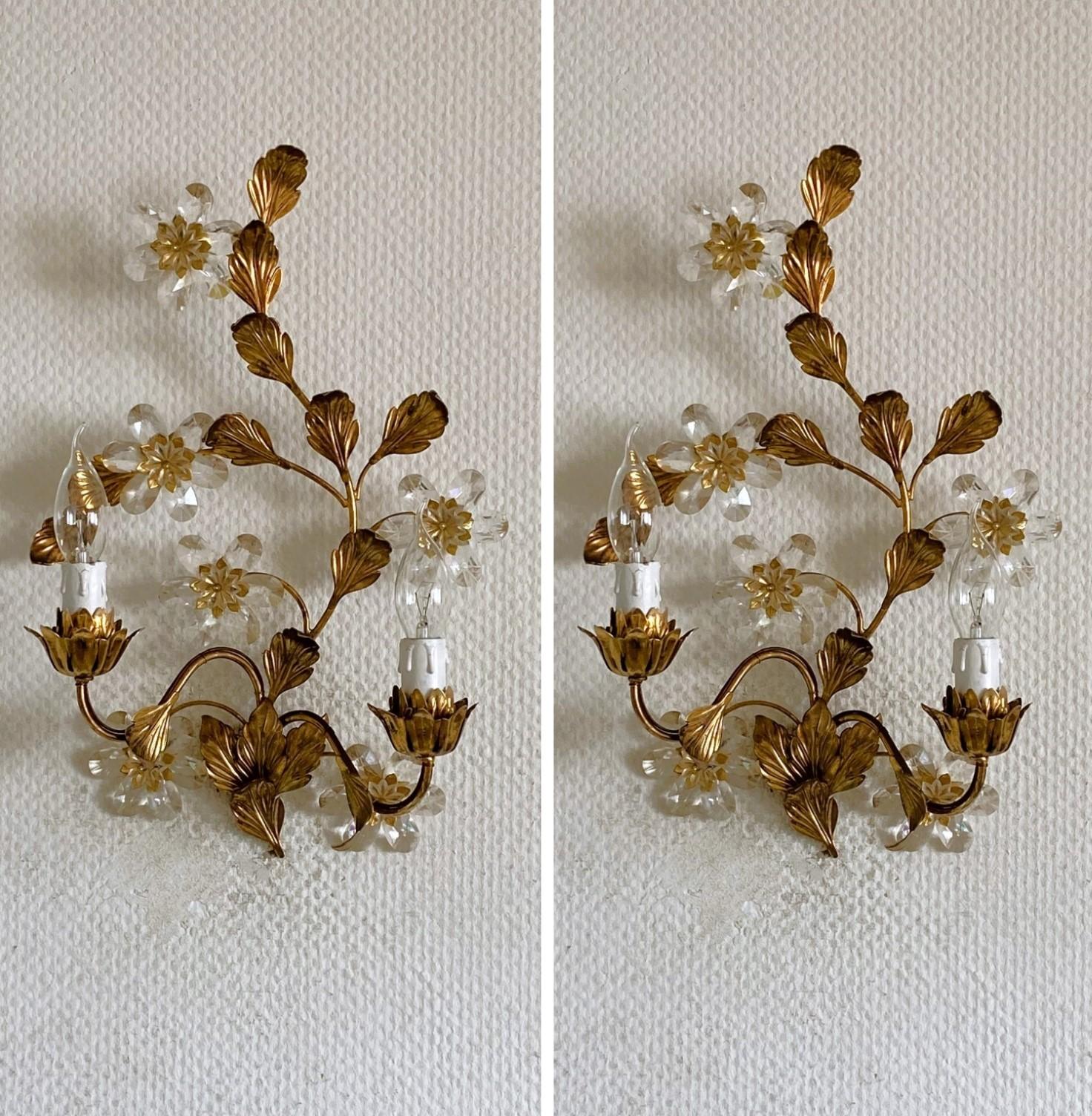 Sfaccettato Set di tre applique a due luci in ferro battuto dorato con fiori di cristallo, anni '40 in vendita