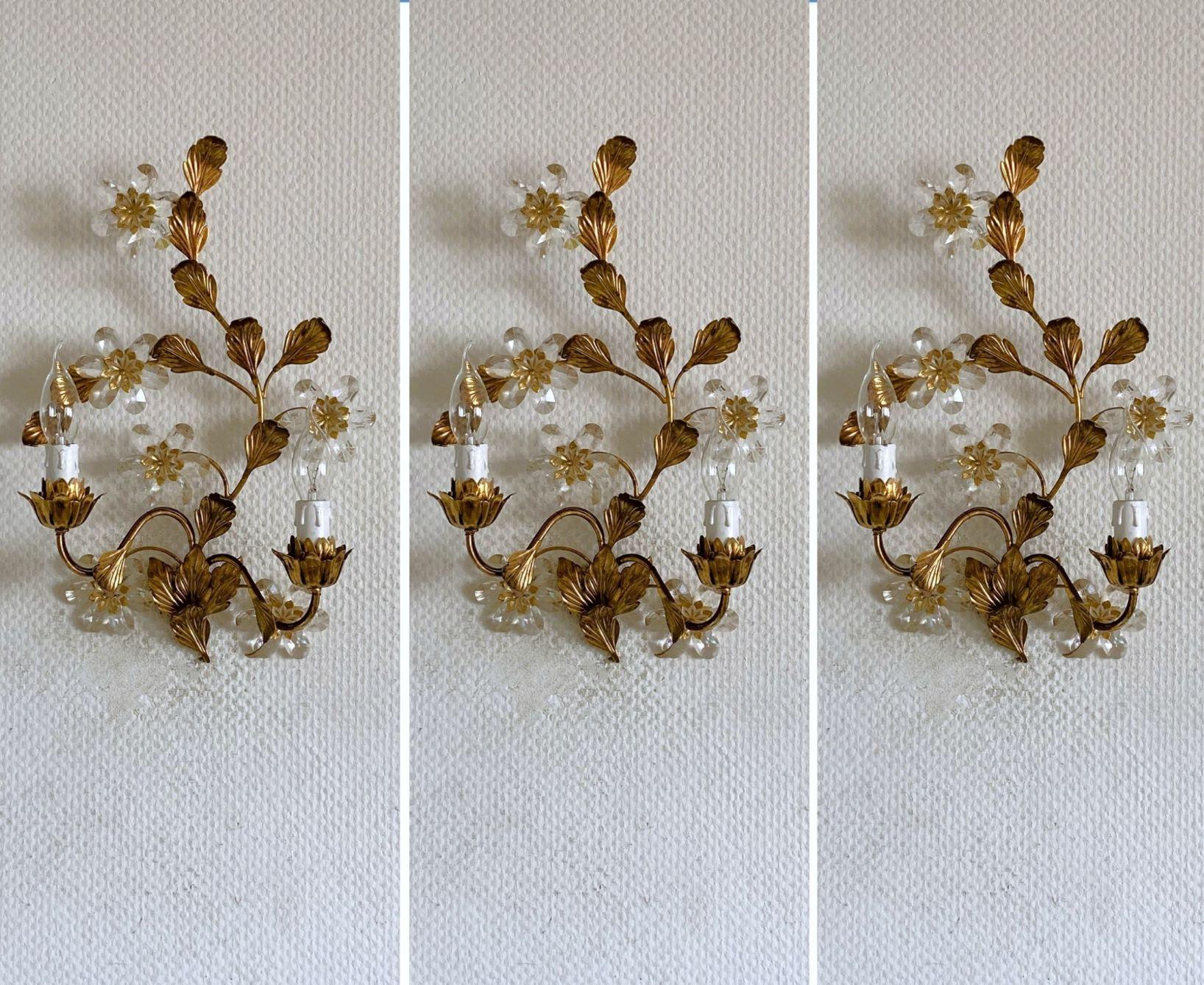 Art Déco Set di tre applique a due luci in ferro battuto dorato con fiori di cristallo, anni '40 in vendita