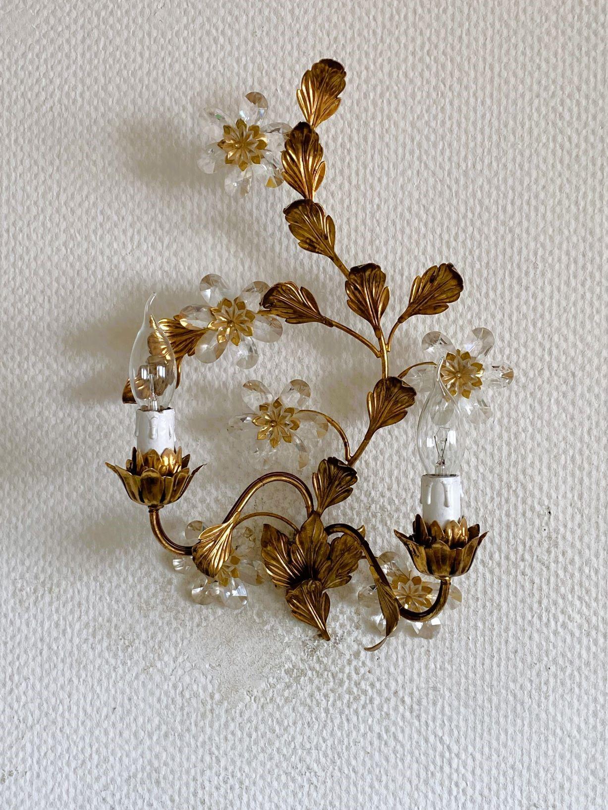 Cristallo Set di tre applique a due luci in ferro battuto dorato con fiori di cristallo, anni '40 in vendita