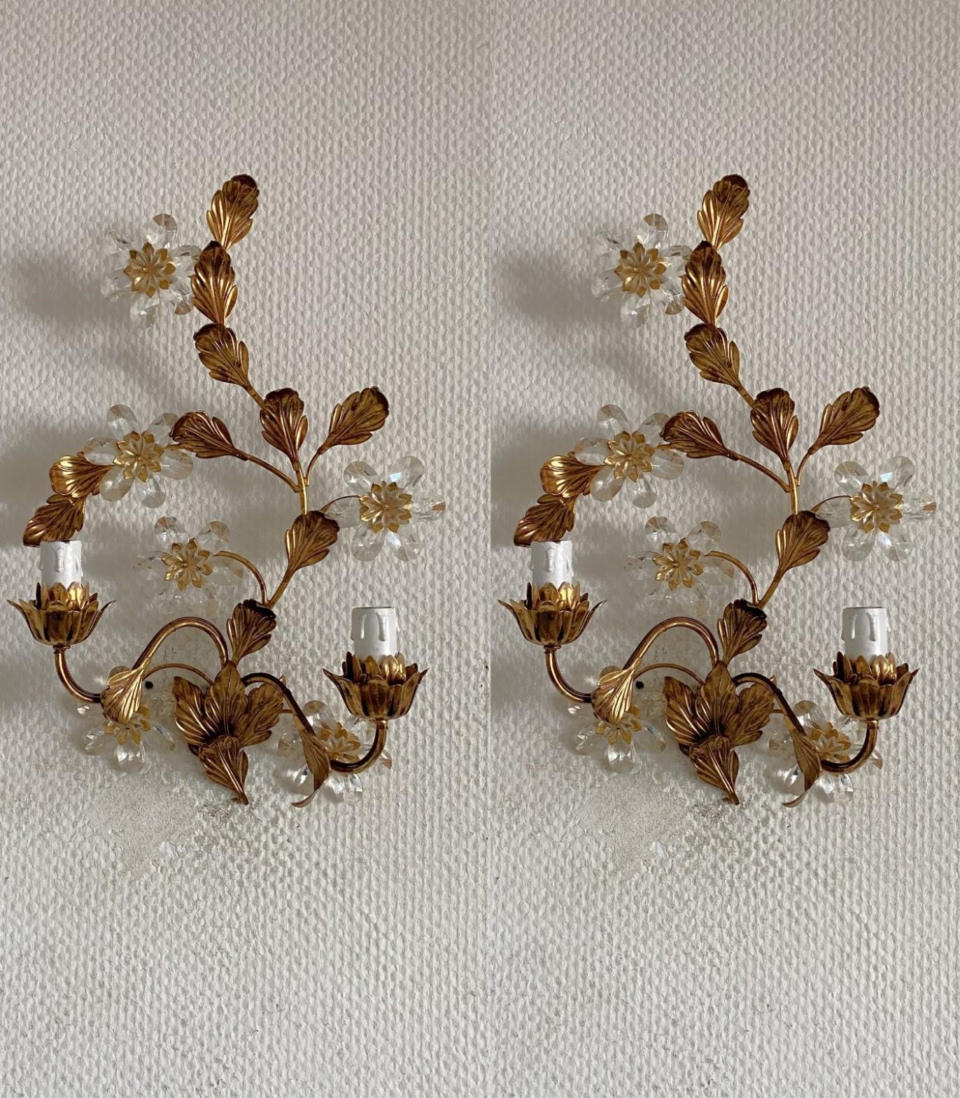 Italiano Set di tre applique a due luci in ferro battuto dorato con fiori di cristallo, anni '40 in vendita