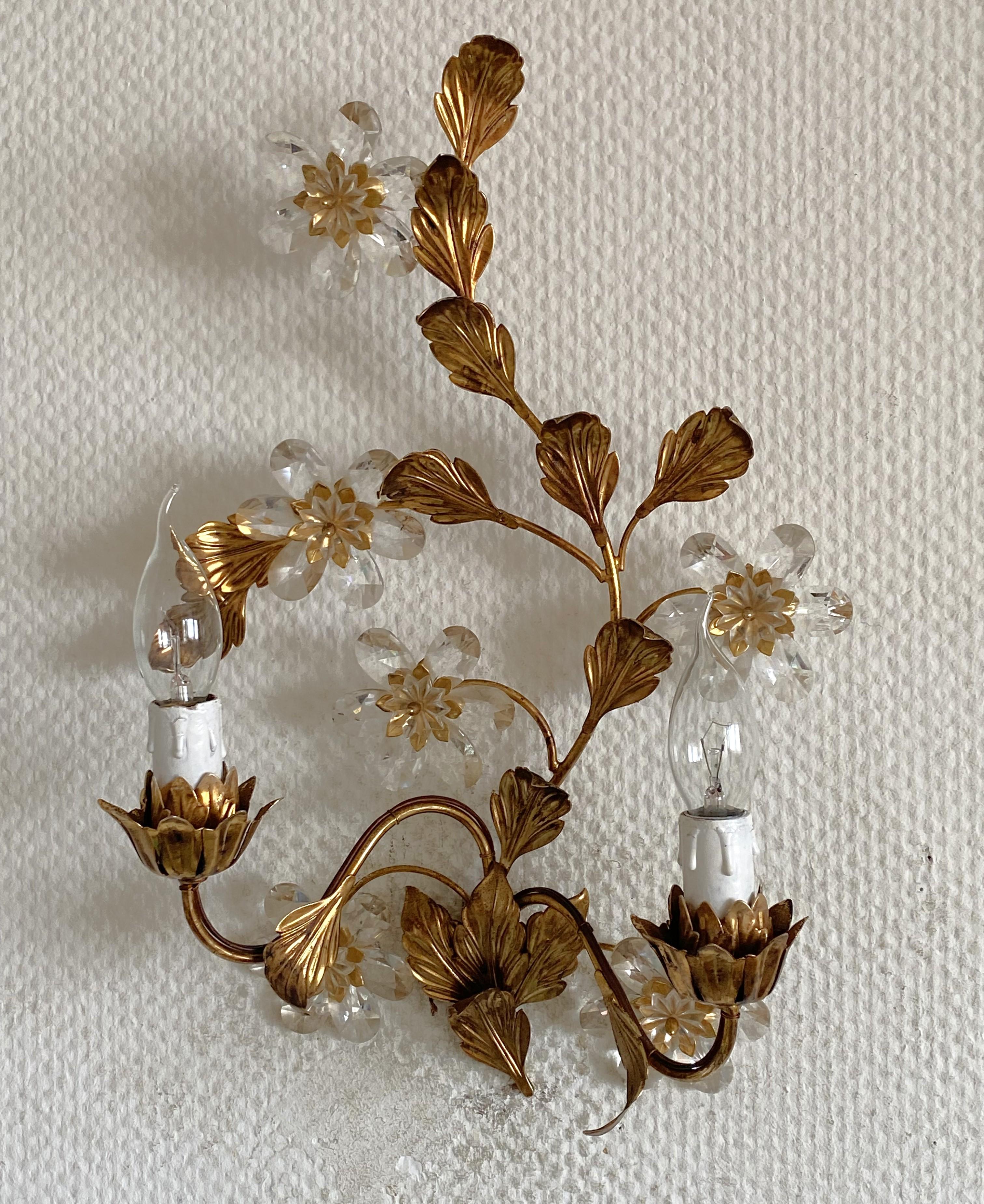 Set di tre applique a due luci in ferro battuto dorato con fiori di cristallo, anni '40 in vendita 1