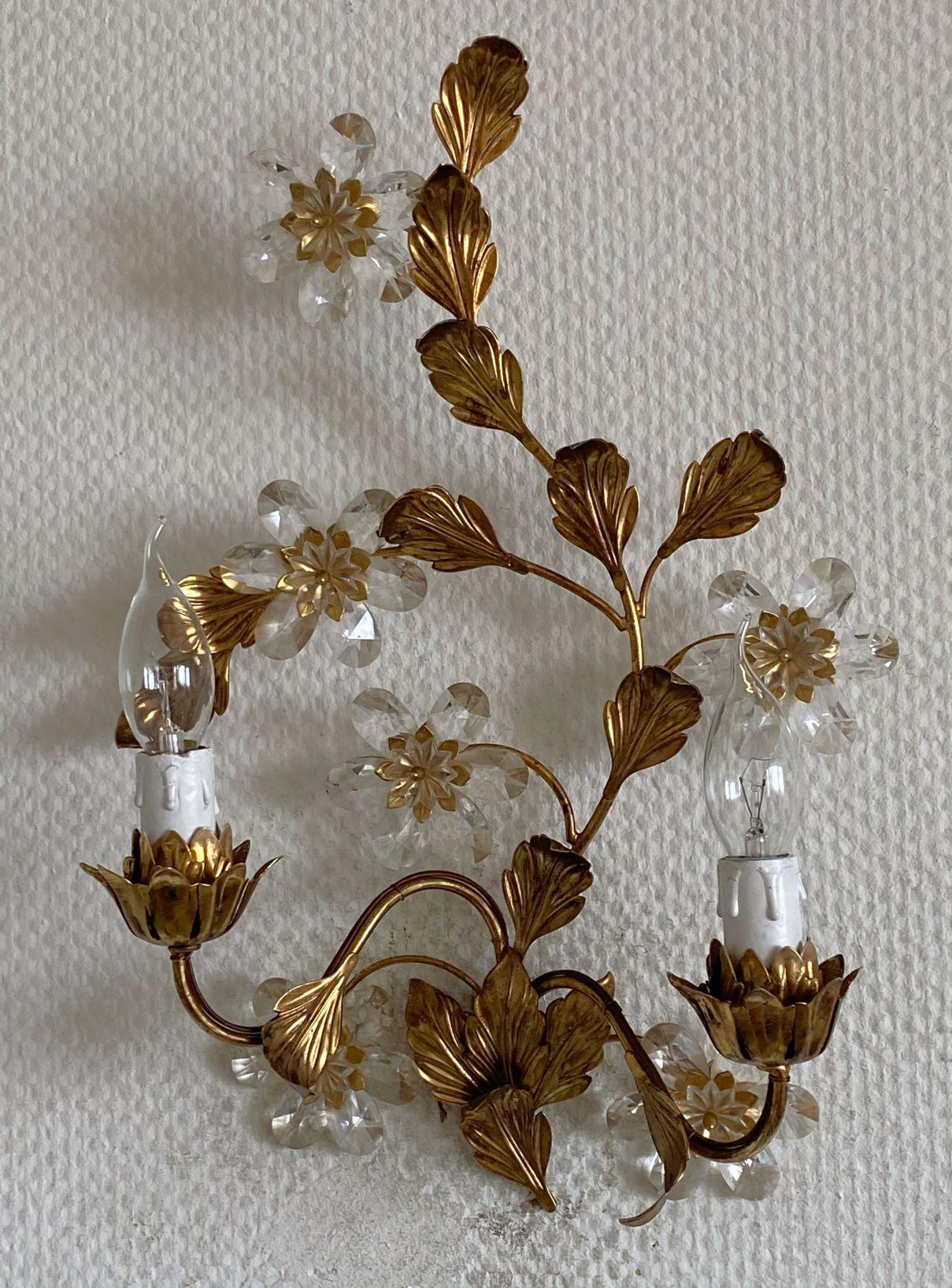Set di tre applique a due luci in ferro battuto dorato con fiori di cristallo, anni '40 in vendita 3