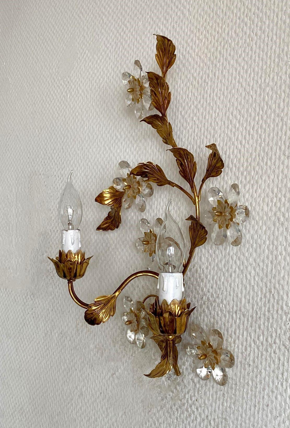 Set di tre applique a due luci in ferro battuto dorato con fiori di cristallo, anni '40 in vendita 2