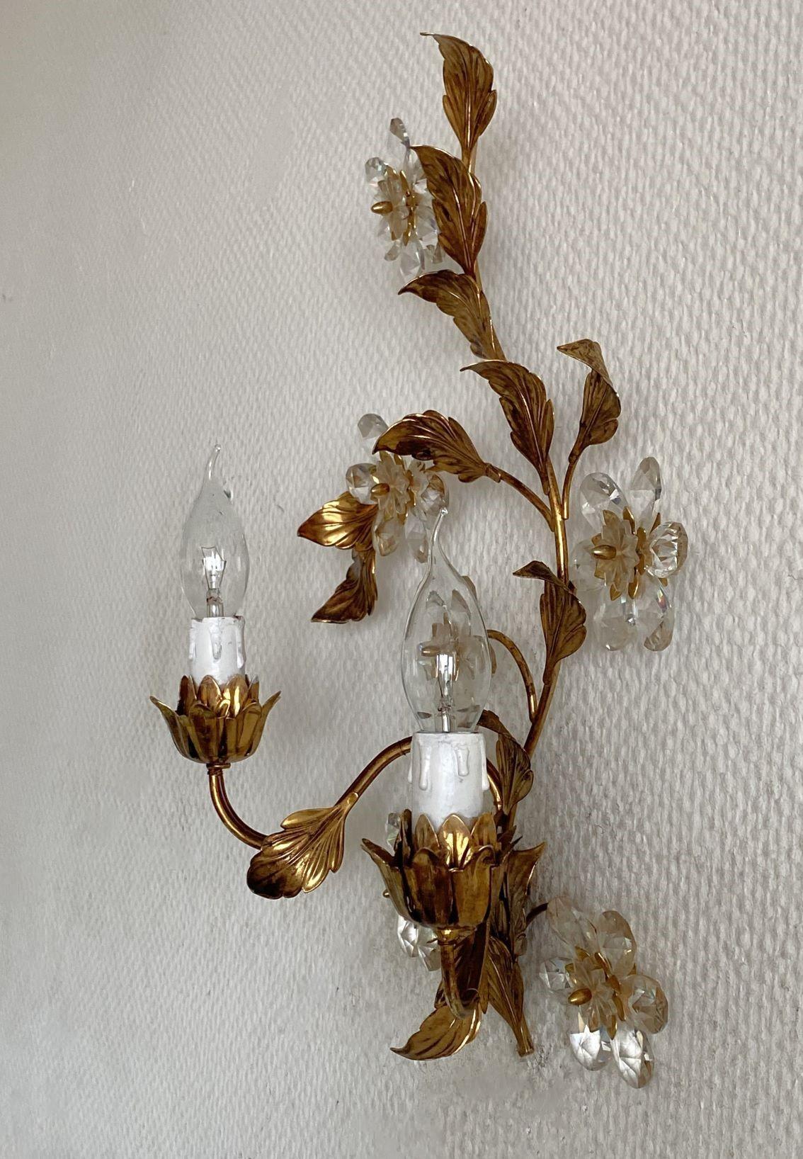 Set di tre applique a due luci in ferro battuto dorato con fiori di cristallo, anni '40 in vendita 4