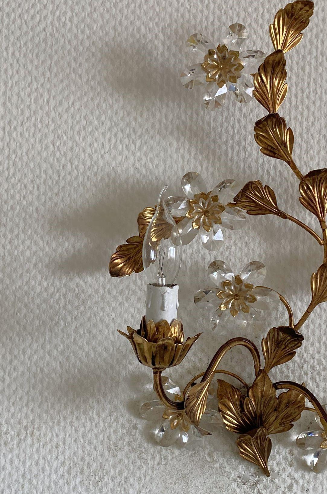 Set di tre applique a due luci in ferro battuto dorato con fiori di cristallo, anni '40 in vendita 6