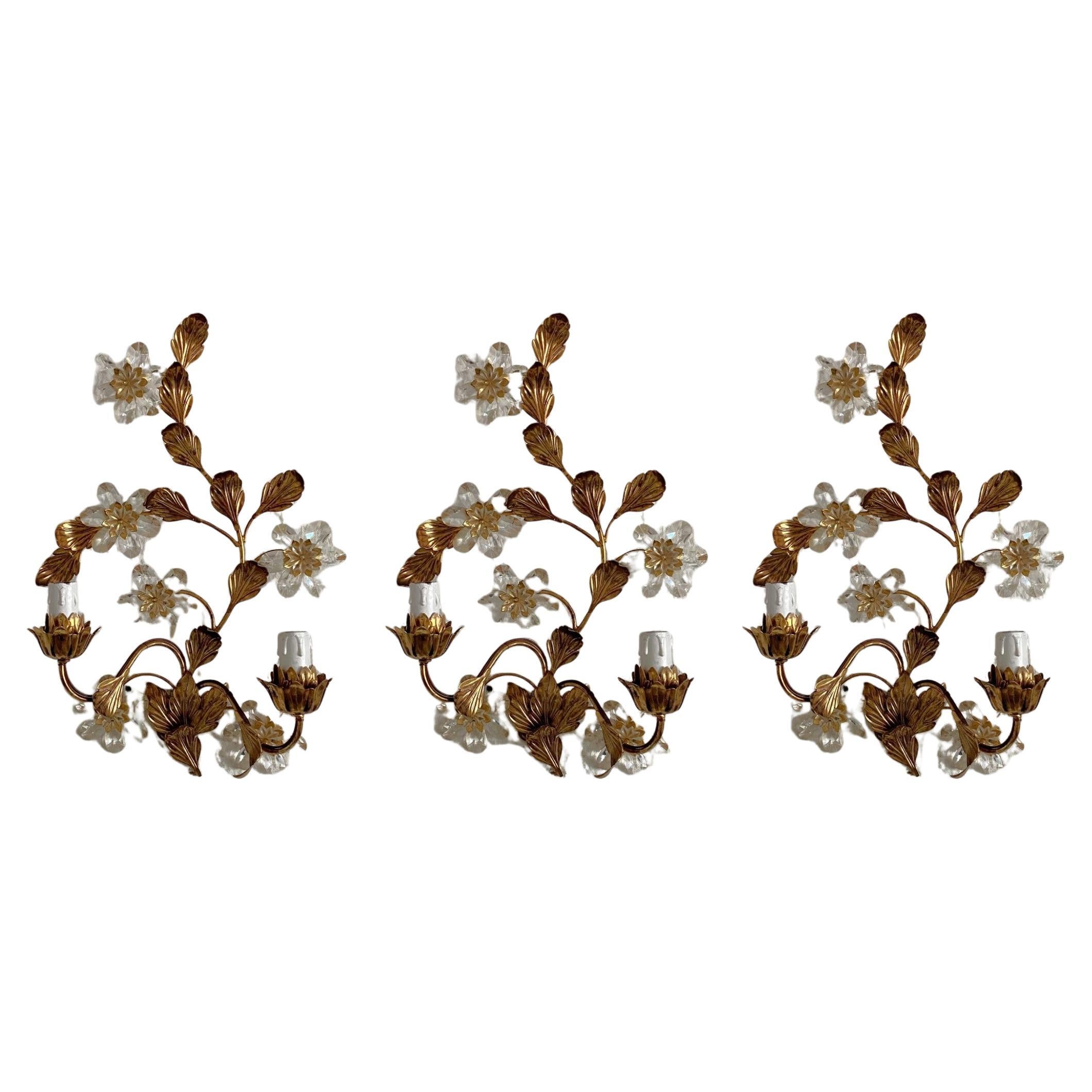 Juego de tres apliques italianos de dos luces con flor de cristal de hierro forjado dorado, años 40