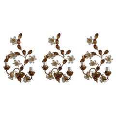 Juego de tres apliques italianos de dos luces con flor de cristal de hierro forjado dorado, años 40
