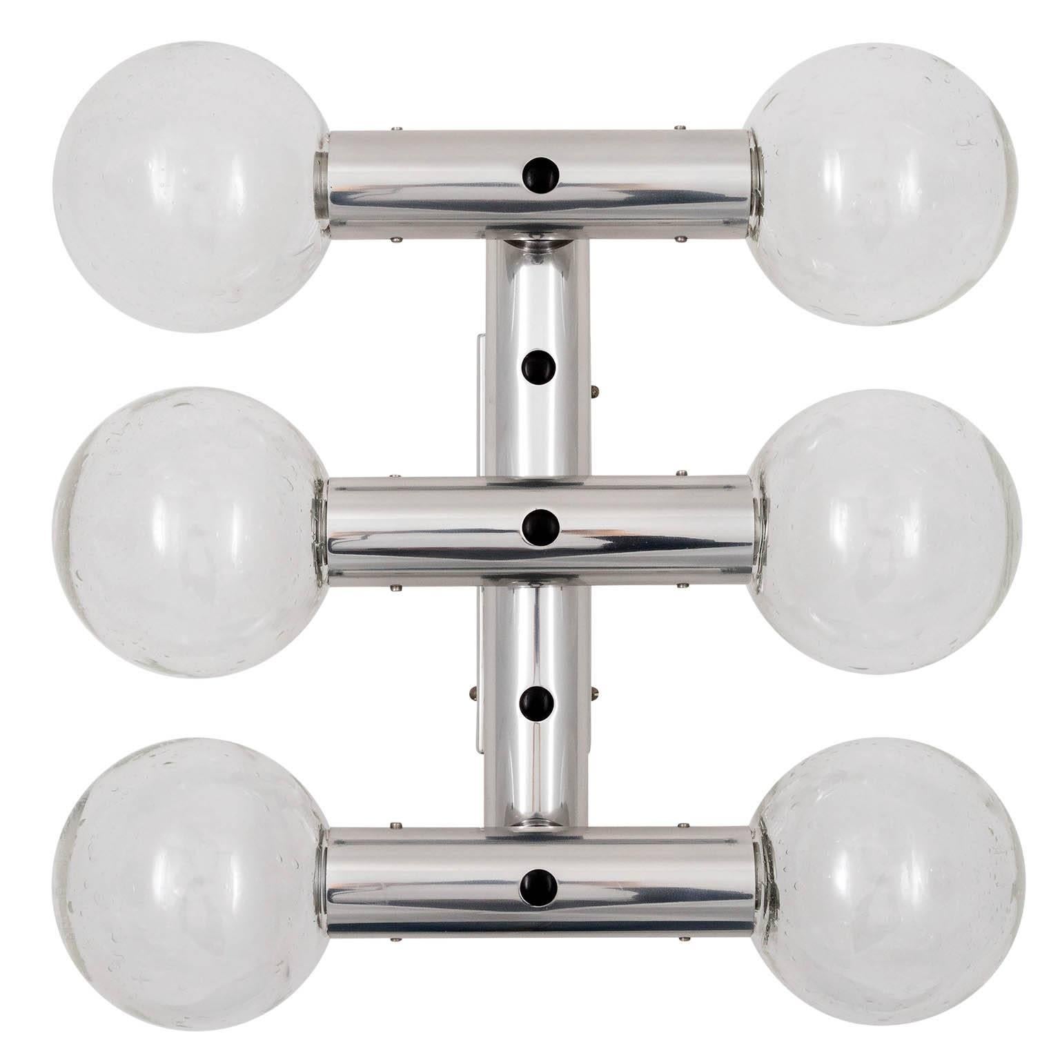 Uno de los tres apliques de pared o empotrables de seis brazos modelo 