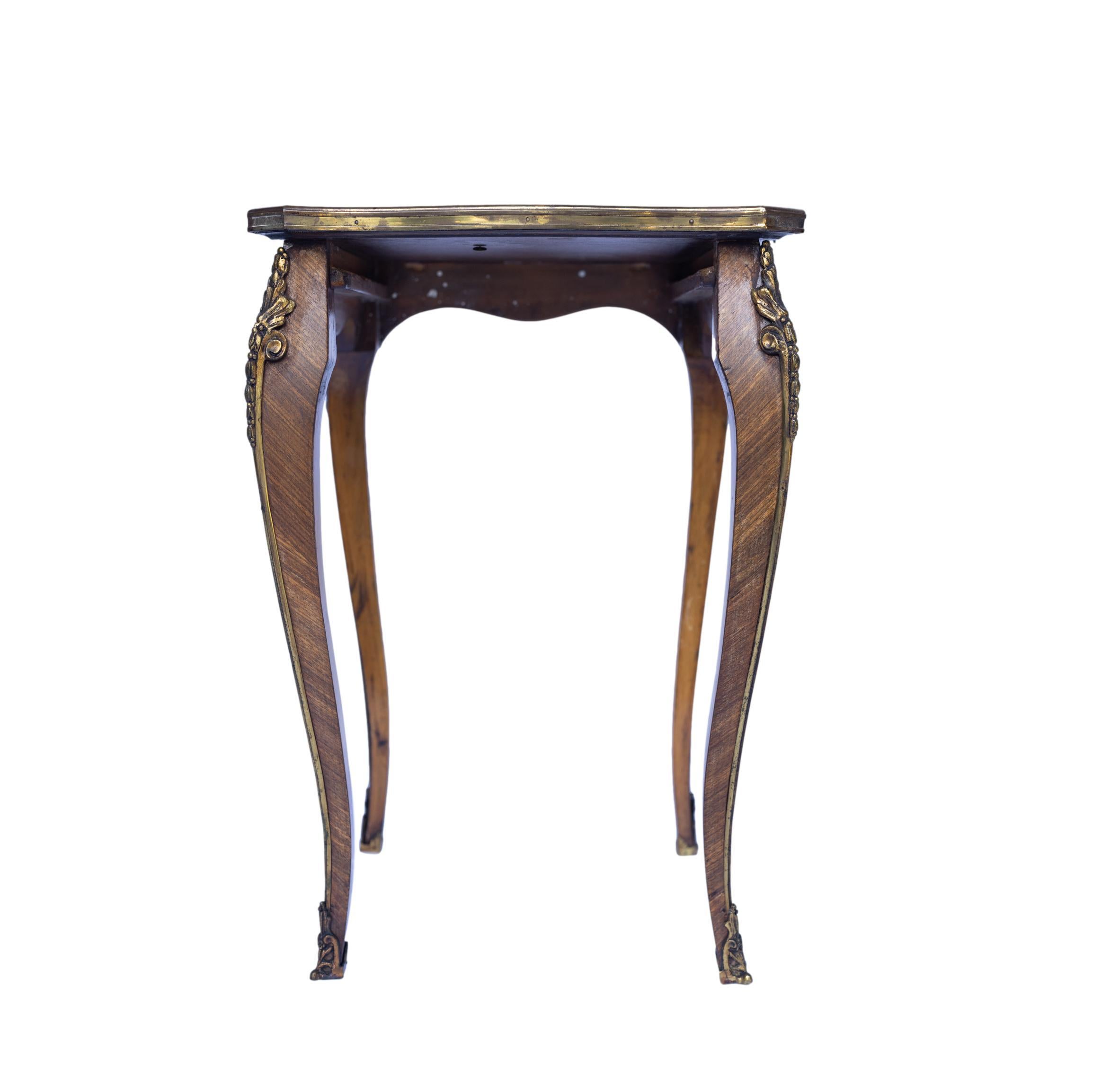 Ensemble de trois tables gigognes de style Louis XV en bois de violette et parqueterie, françaises, vers 1880 en vente 4
