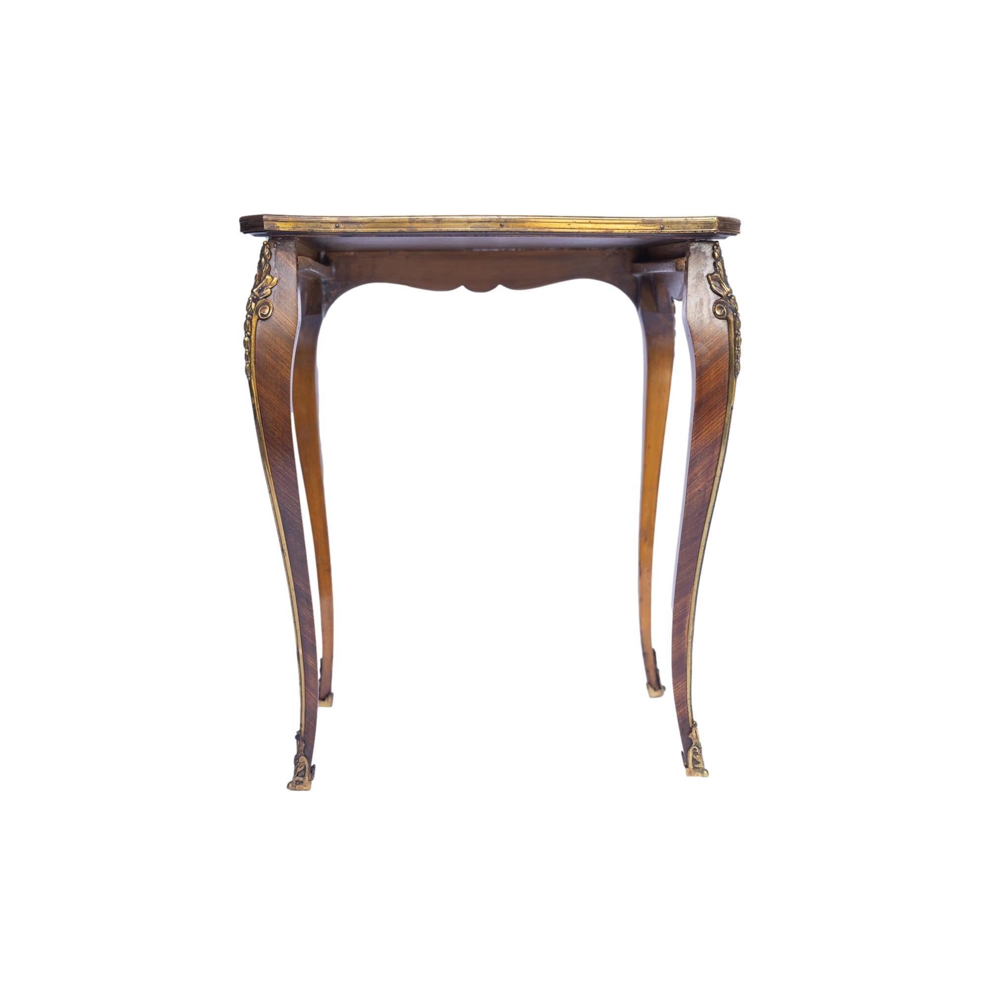 Ensemble de trois tables gigognes de style Louis XV en bois de violette et parqueterie, françaises, vers 1880 en vente 5