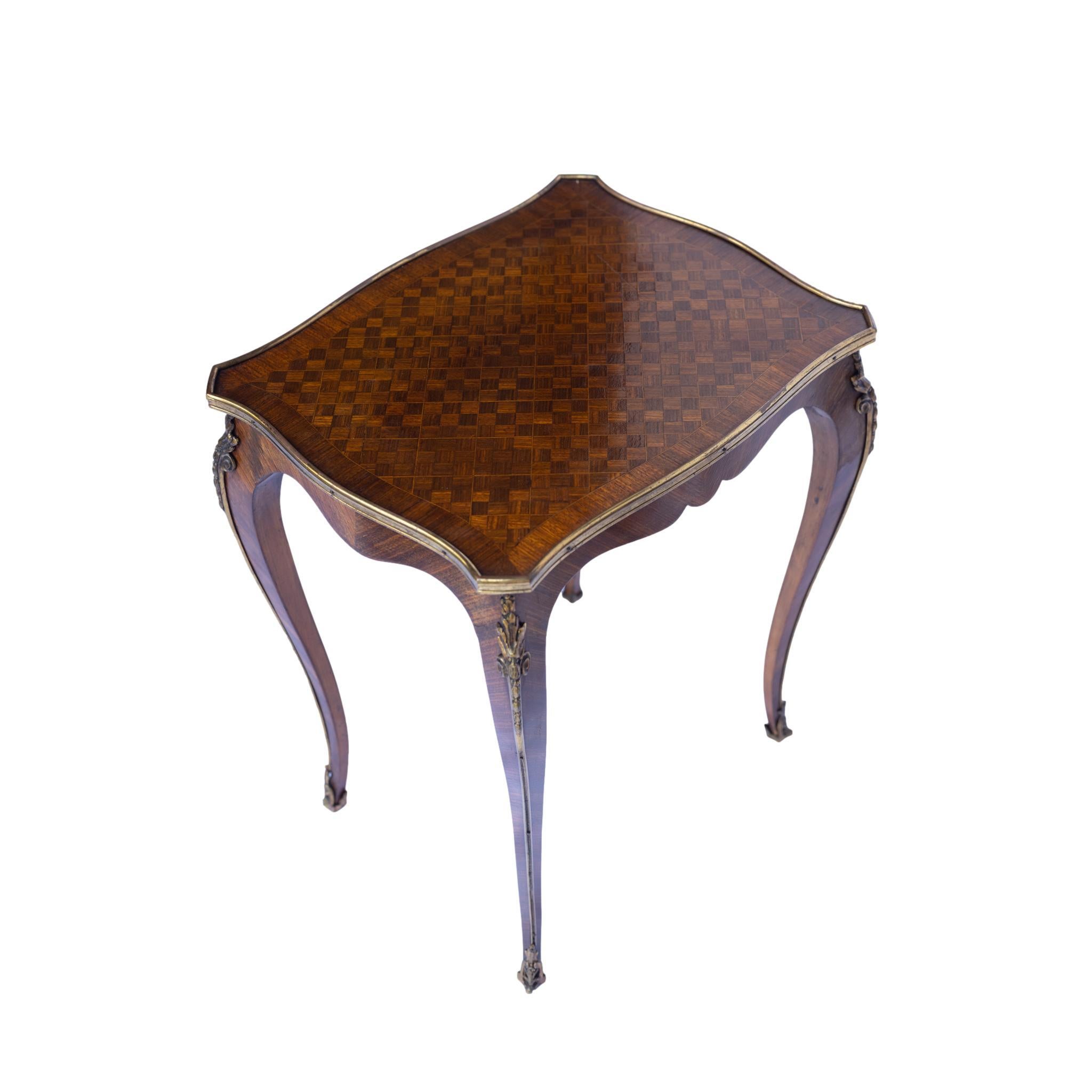 Ensemble de trois tables gigognes de style Louis XV en bois de violette et parqueterie, françaises, vers 1880 en vente 6