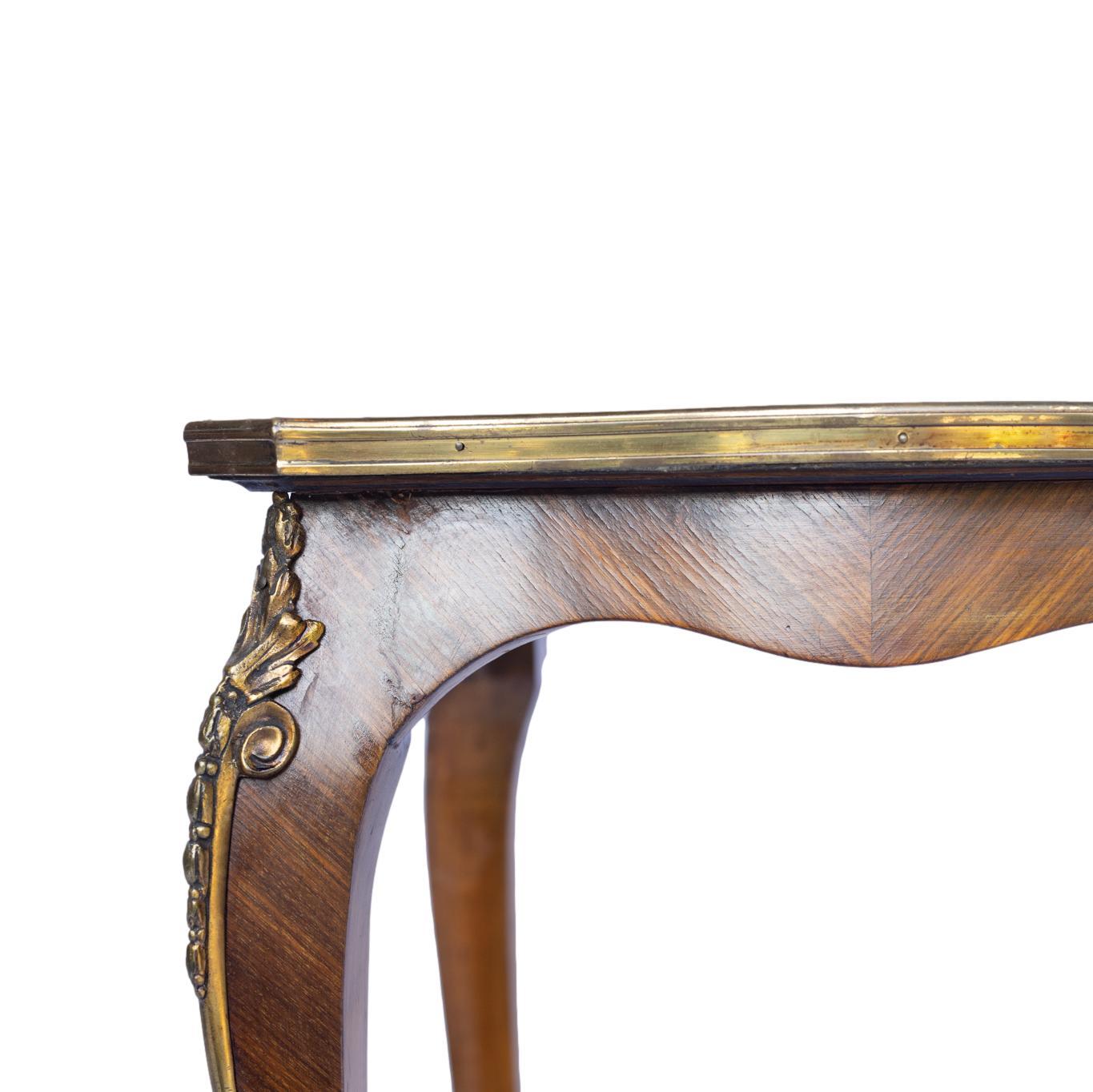 Ensemble de trois tables gigognes de style Louis XV en bois de violette et parqueterie, françaises, vers 1880 en vente 8