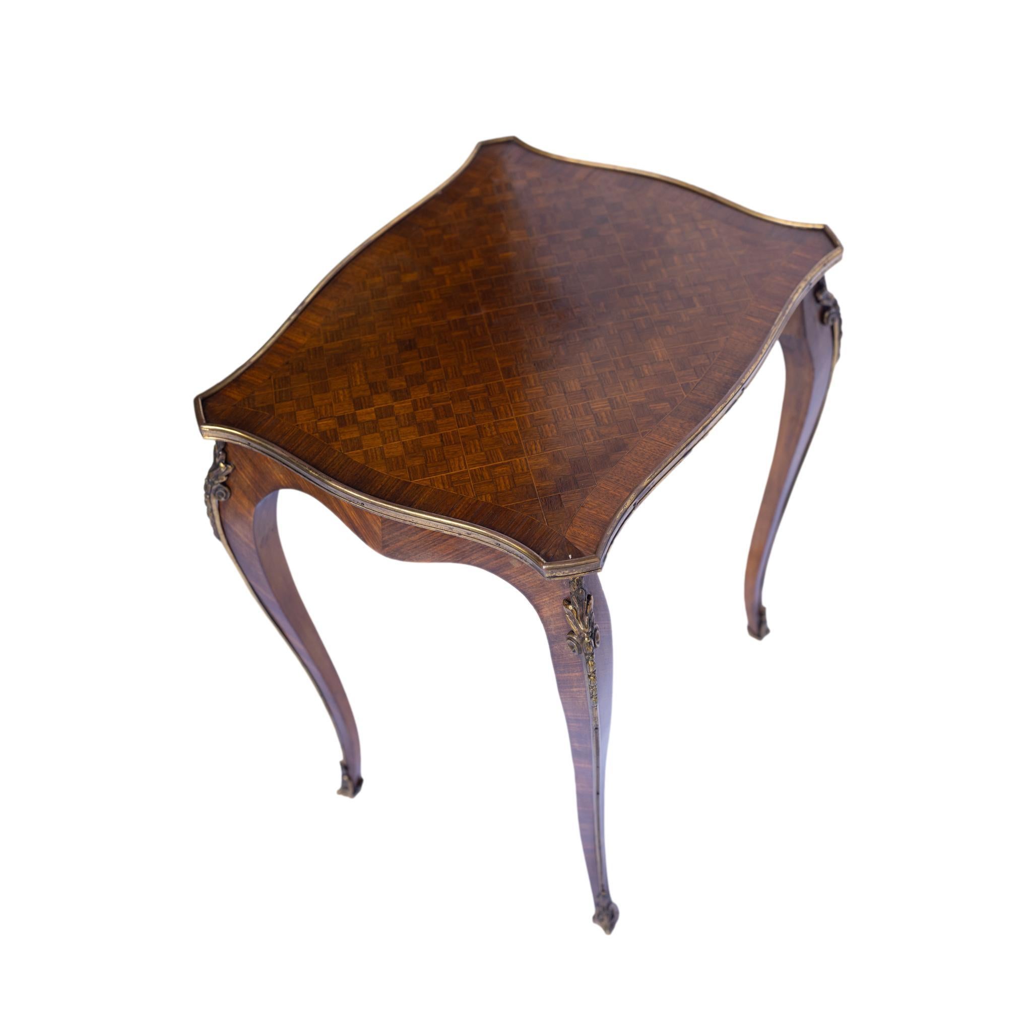 Fait main Ensemble de trois tables gigognes de style Louis XV en bois de violette et parqueterie, françaises, vers 1880 en vente