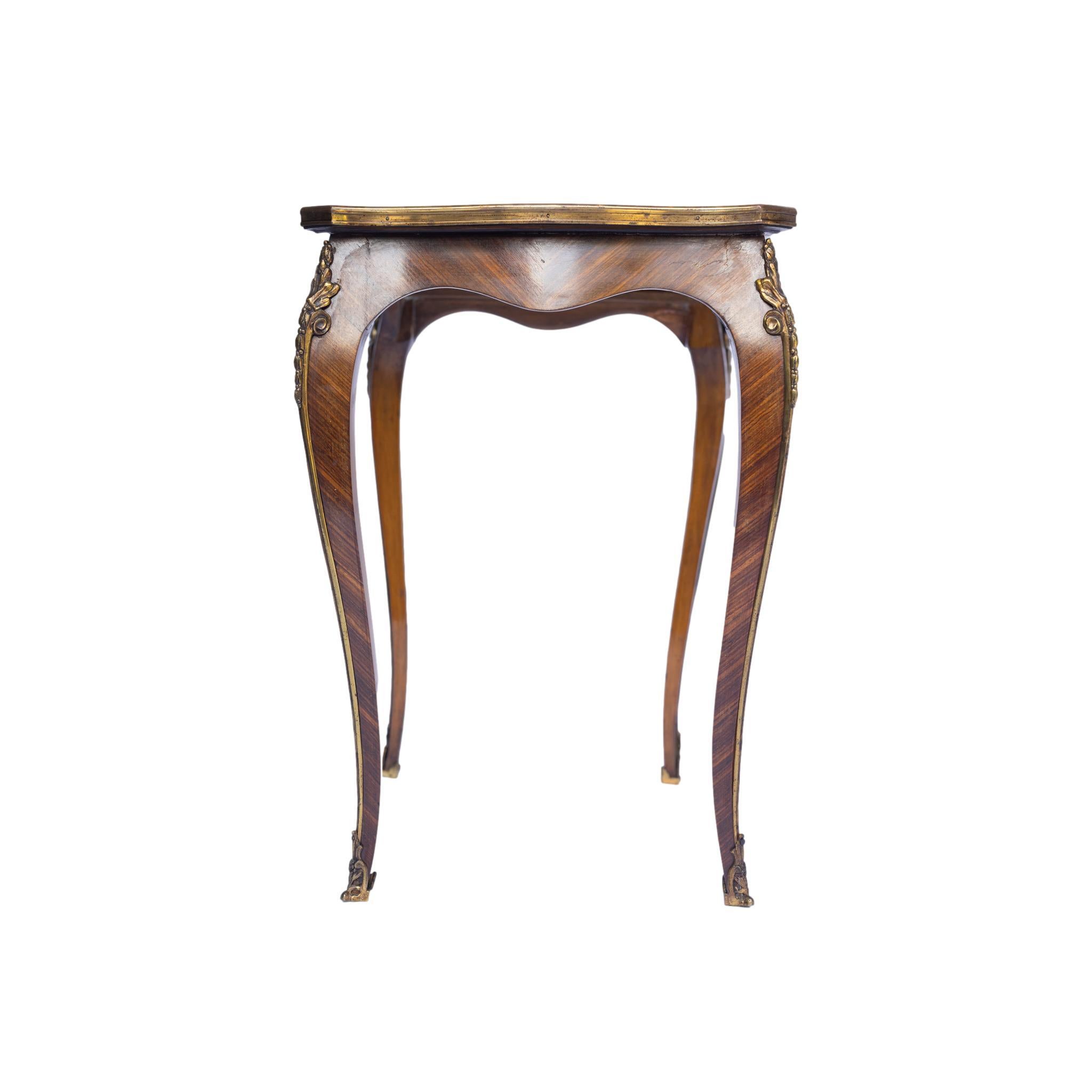 Ensemble de trois tables gigognes de style Louis XV en bois de violette et parqueterie, françaises, vers 1880 en vente 1
