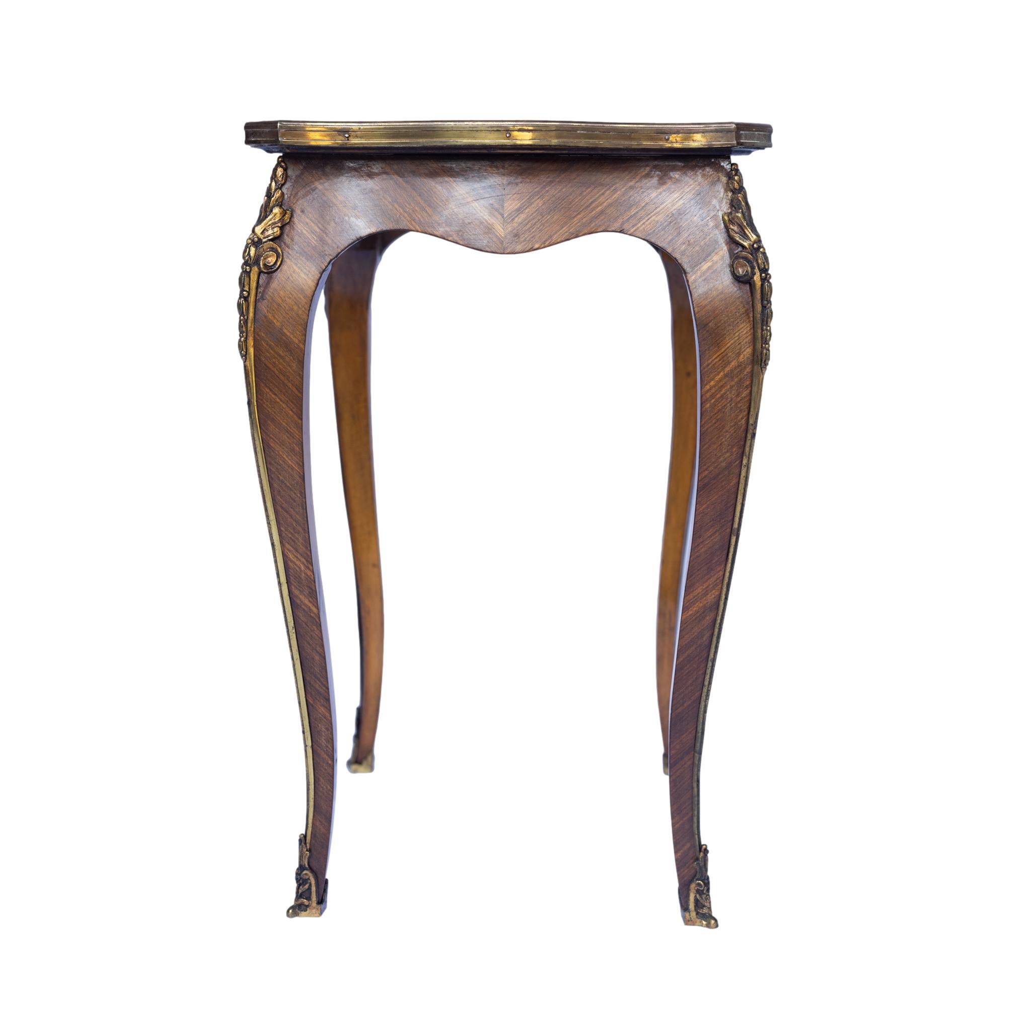 Ensemble de trois tables gigognes de style Louis XV en bois de violette et parqueterie, françaises, vers 1880 en vente 2