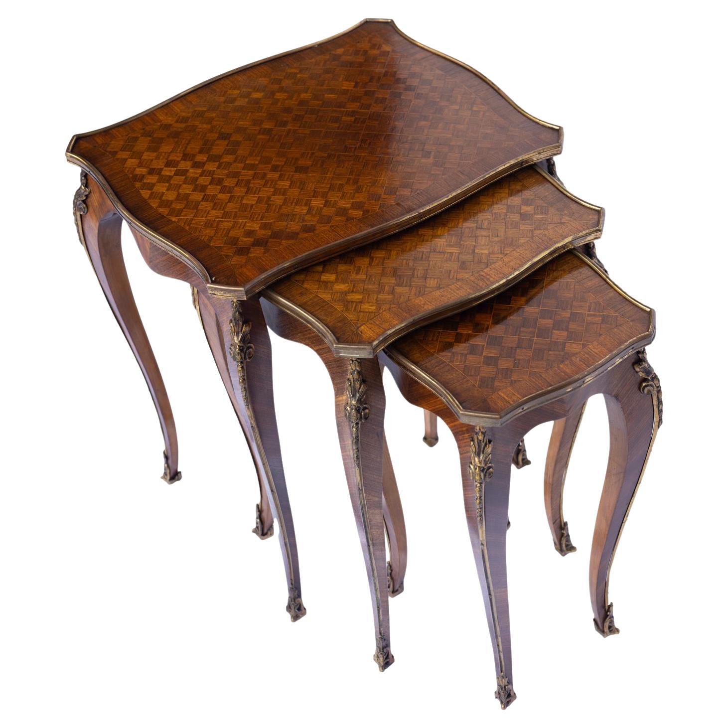 Ensemble de trois tables gigognes de style Louis XV en bois de violette et parqueterie, françaises, vers 1880 en vente