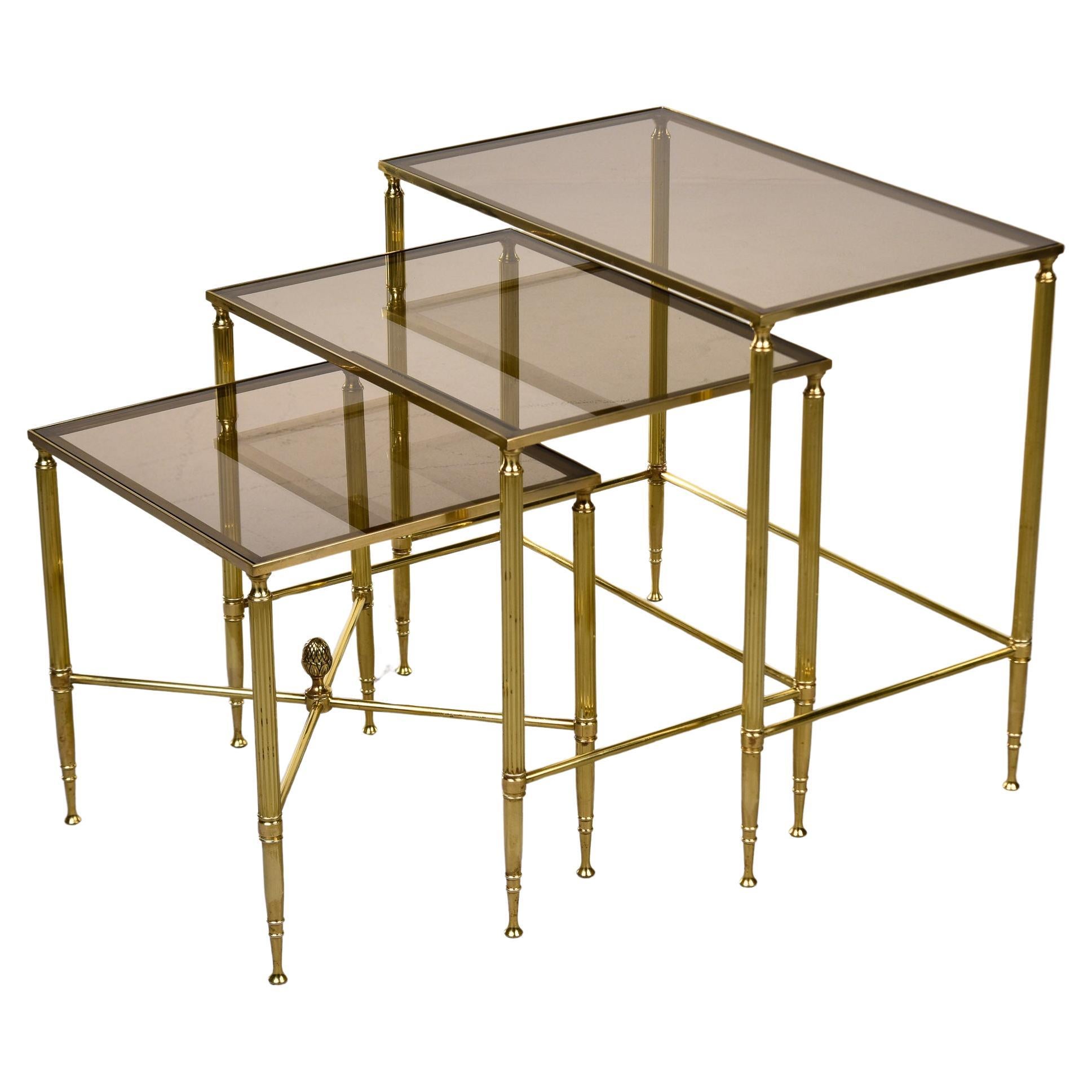 Set aus drei Beistelltischen aus Messing und Glas im neoklassischen Stil aus der Mitte des Jahrhunderts