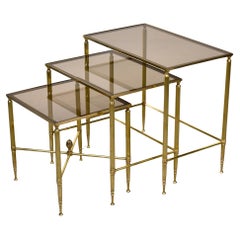 Ensemble de trois tables gigognes de style néoclassique du milieu du siècle dernier en laiton et verre